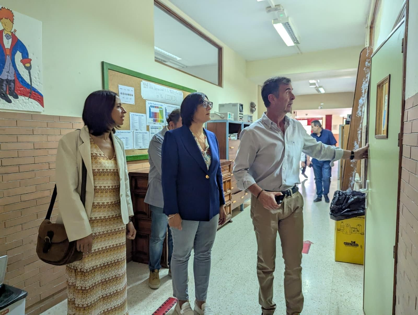 La delegada de Educación en Granada, María José Martín, visita uno de los centros educativos de Guadix.