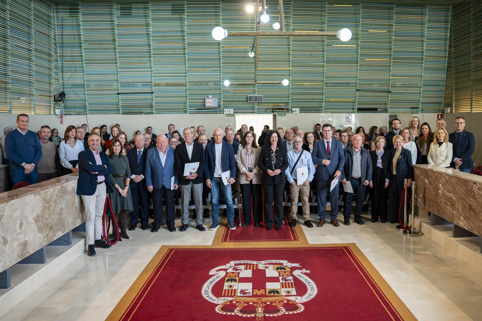 Almería rinde homenaje a su personal municipal con la imposición de los Escudos de Oro