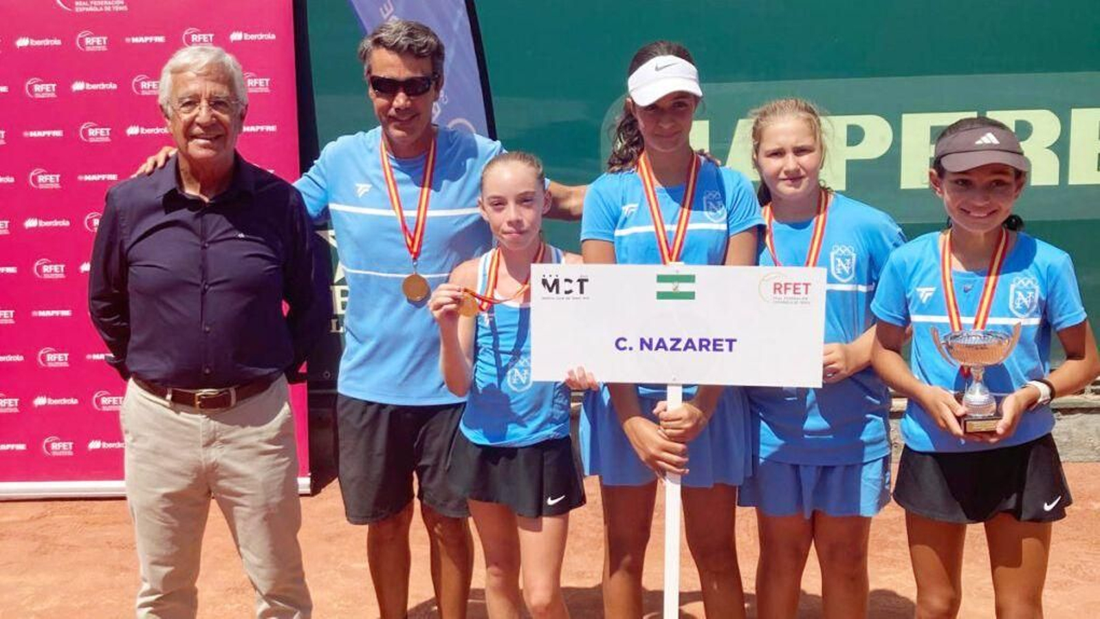 El equipo alevín femenino del Club Nazaret posa con la medalla de plata y el trofeo de subcampeón de España.
