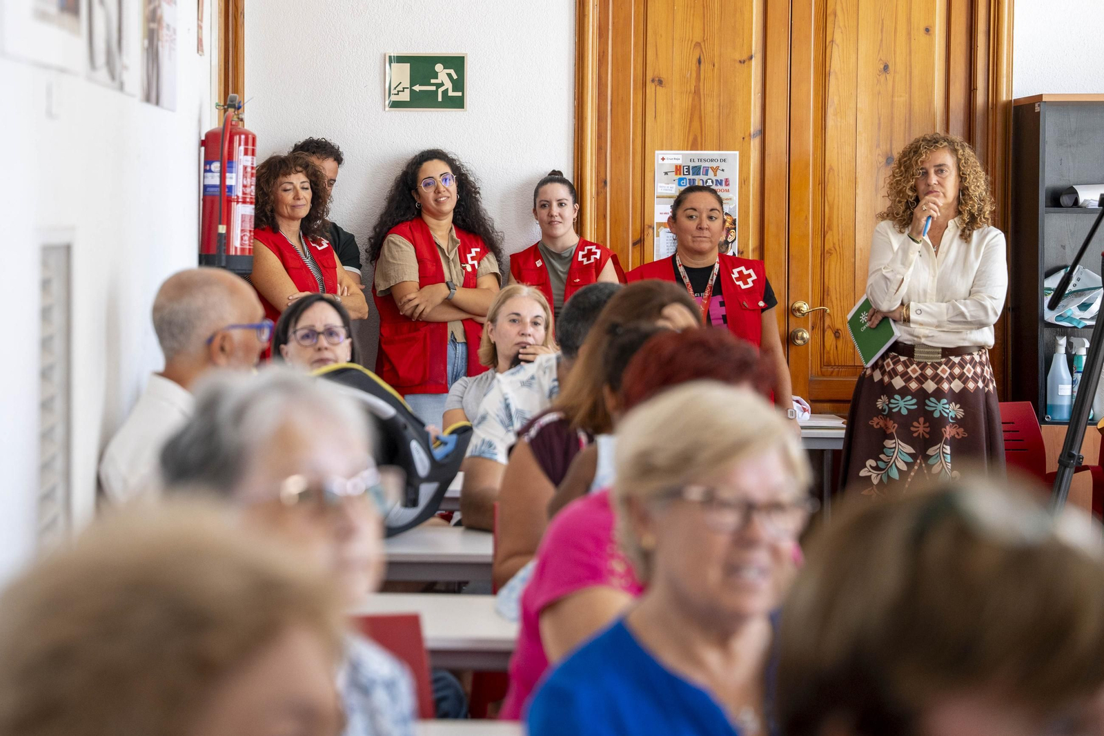 Cruz Roja realiza la entrega de mantitas solidarias a las familias de acogida