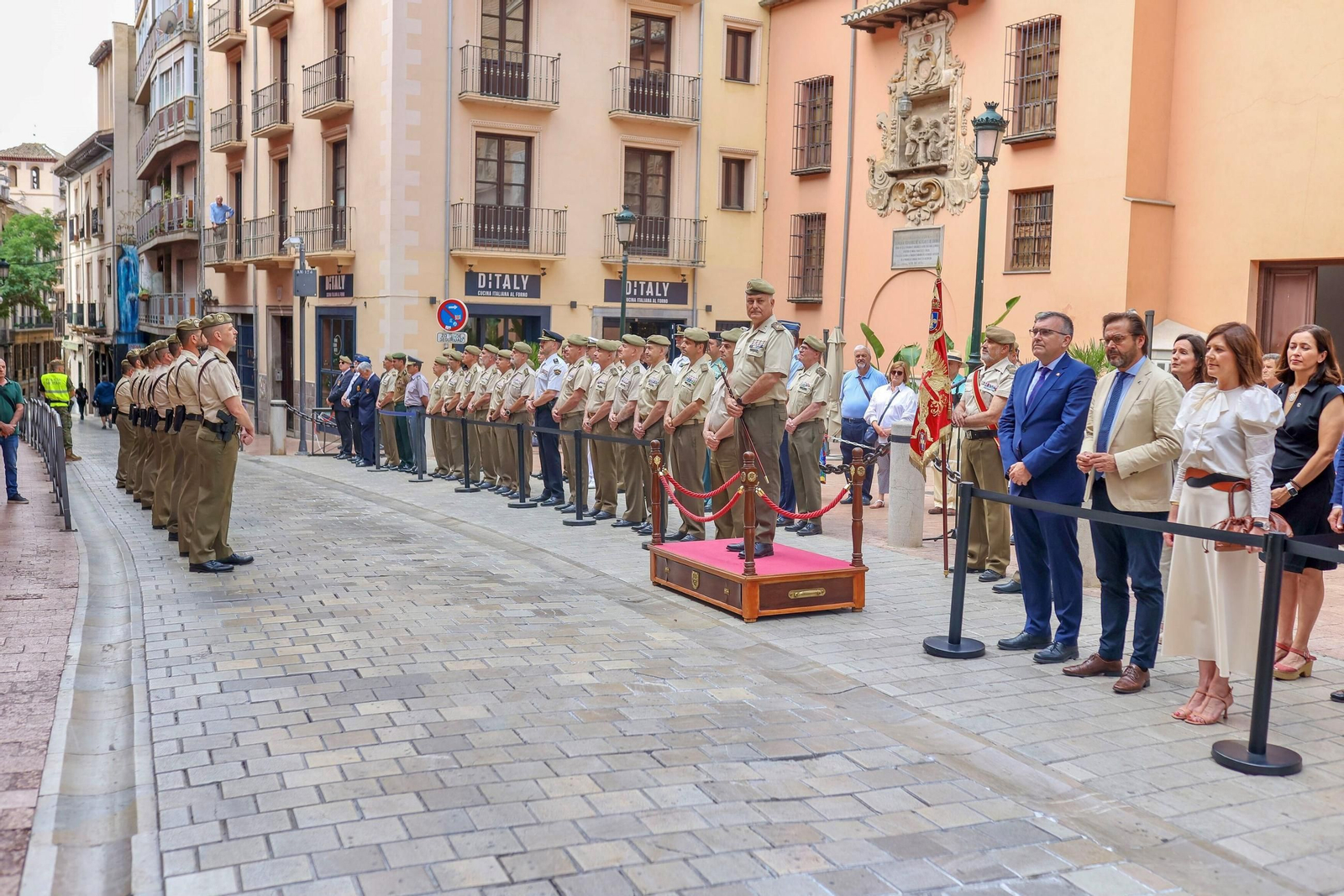 Fotos: el acto de izado de la bandera de España en Granada por el Día de las Fuerzas Armadas