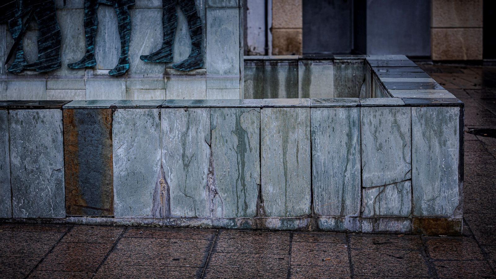 El deterioro de la plaza de la Iglesia en San Fernando, en imágenes