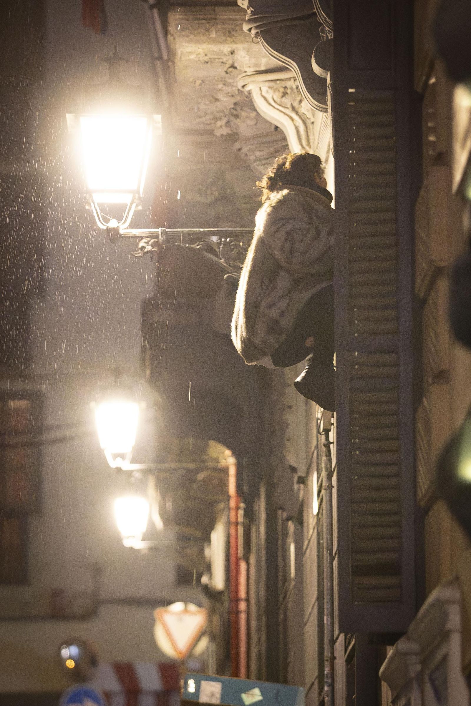 Todas las imágenes: una okupa trepa con cuerda para acceder al piso ocupado en Granada