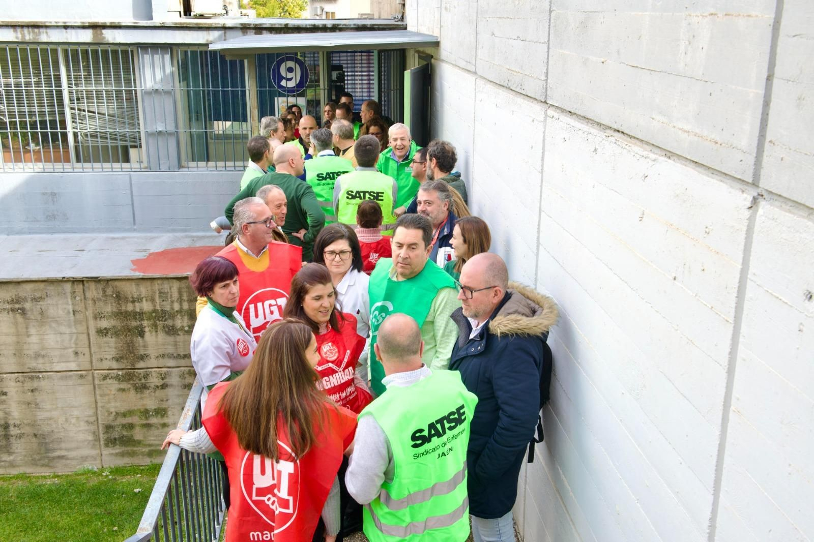 Representantes de los sindicatos CSIF, CCOO, SATSE y UGT se han encerrado este martes en el Hospital Médico-Quirúrgico de Jaén para denunciar el deterioro de la sanidad pública andaluza y el incumplimiento de los acuerdos que la Junta firmó en materia de Atención Primaria y carrera profesional.