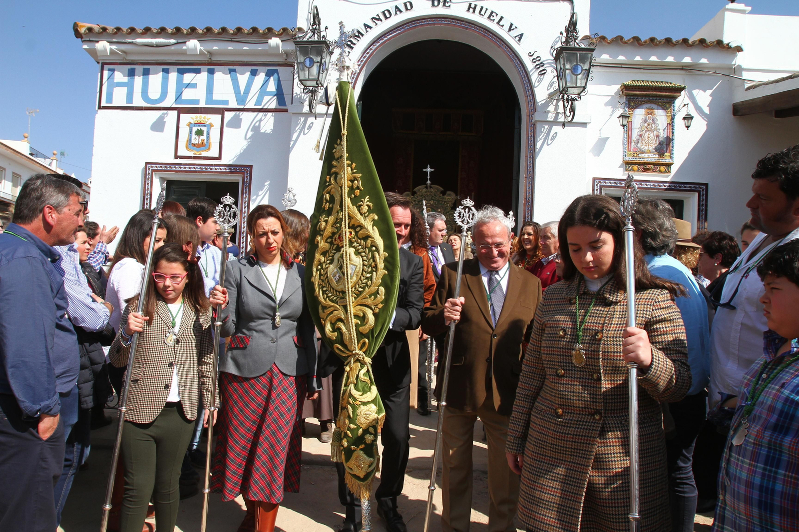 La Hermandad de Huelva se presenta ante la Virgen del Rocío en su peregrinación a la aldea almonteña