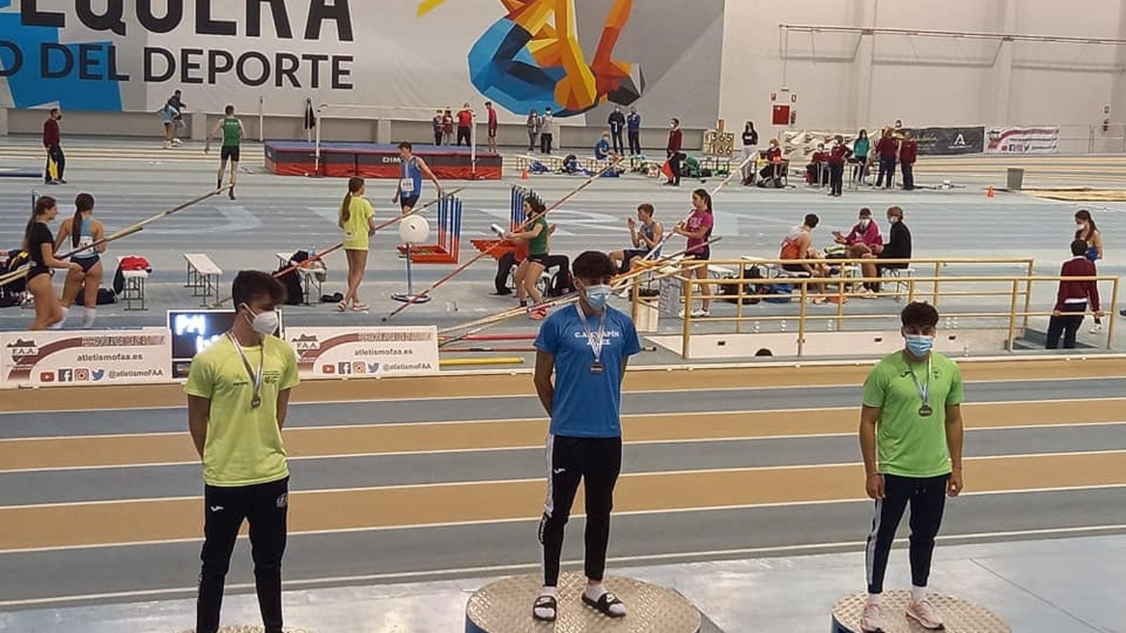 Mau Gómez, en lo más alto del podio de pértiga.