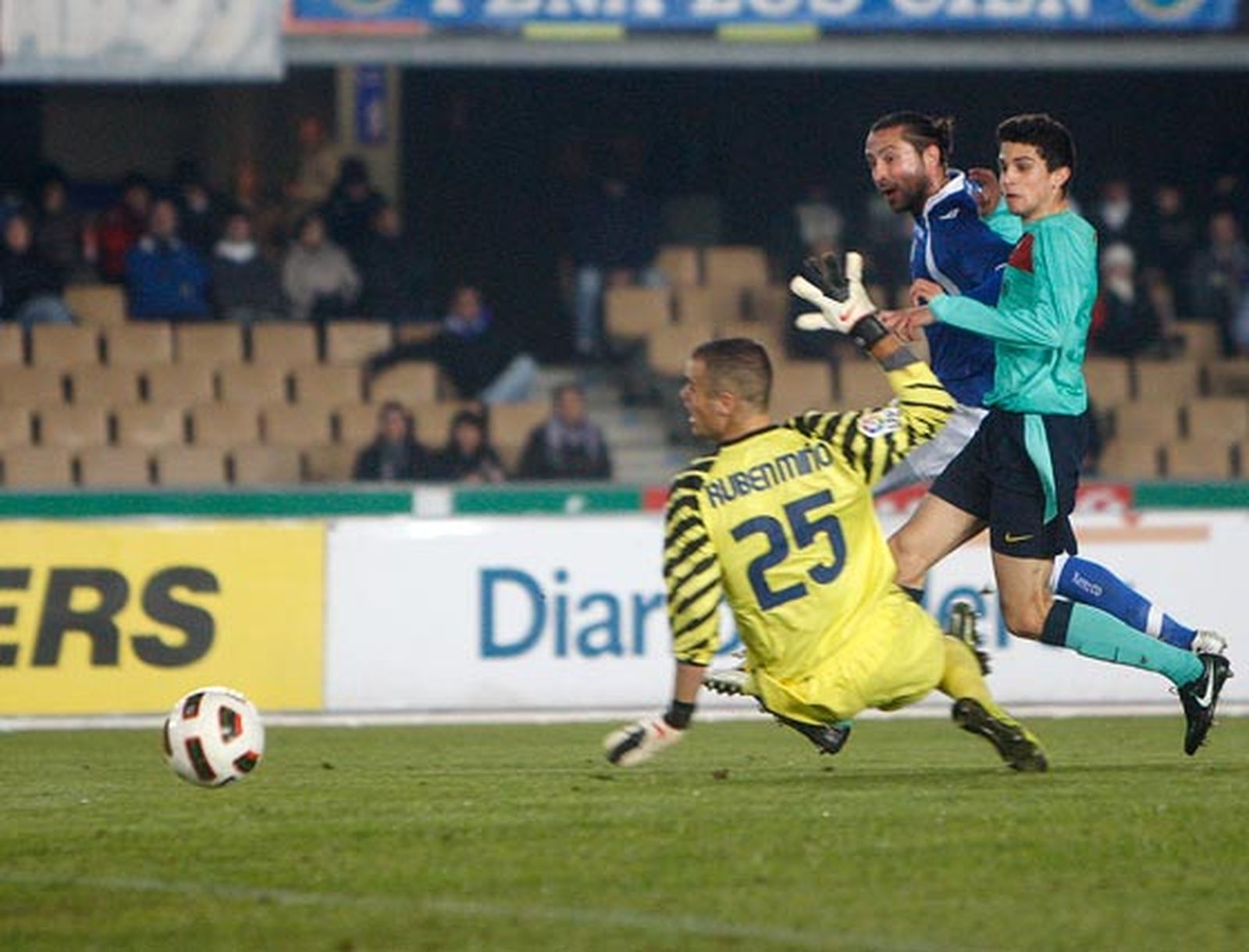 José Mari, justo en el momento de superar la salida de Miño y establecer el único gol del partido.

Foto: Juan Carlos Toro