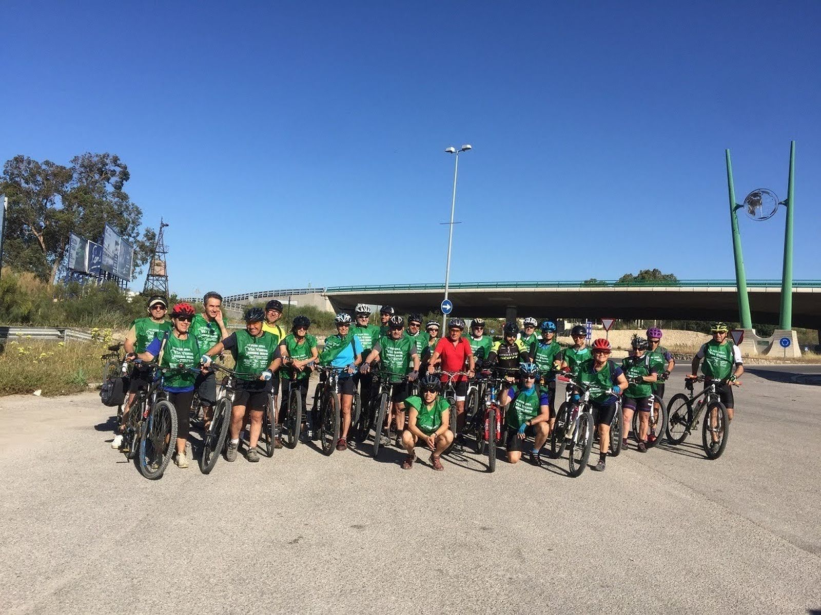 Los ecologistas, en una de las marchas ciclistas para reivindicar la vía verde entre el Guadalete y el Guadalquivir.