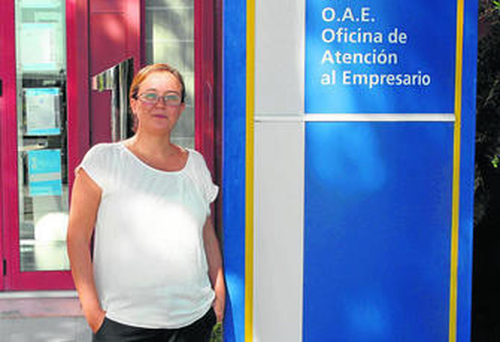 La edil María José Marín, a las puertas del Centro de Lanzamiento Económico.