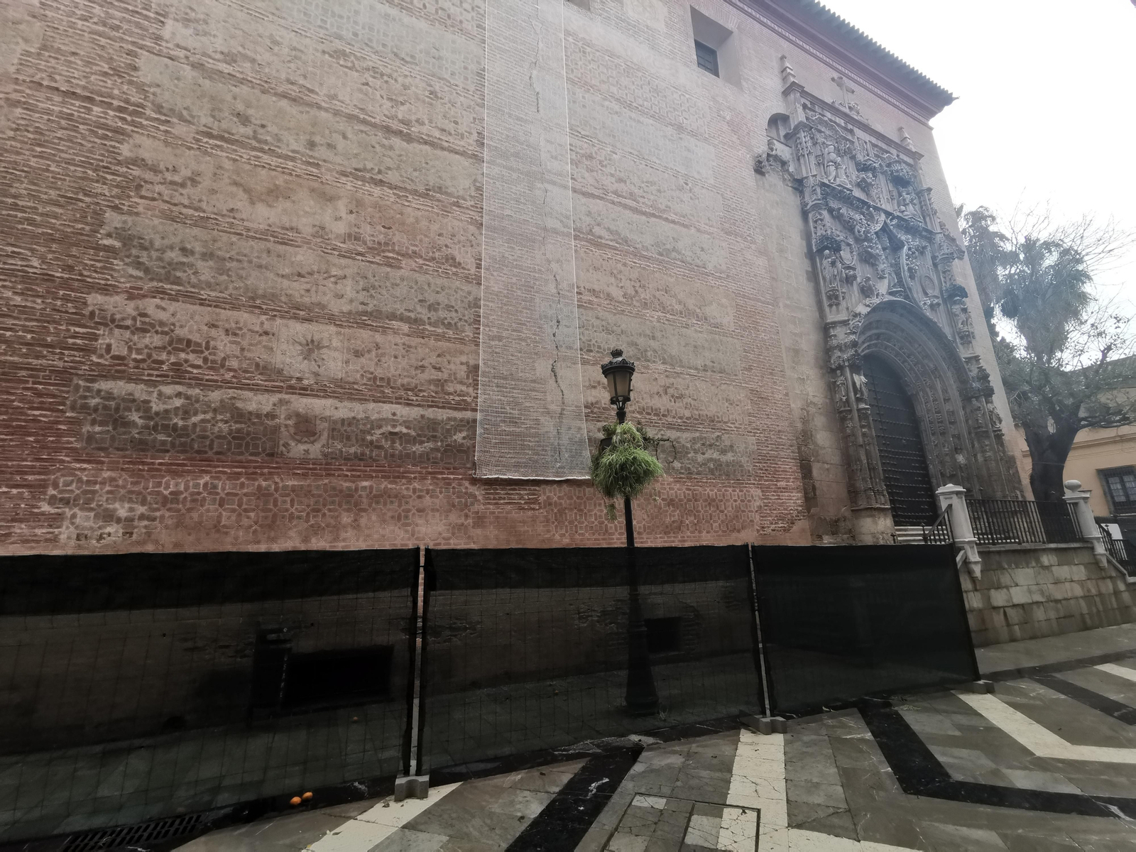 La Iglesia del Sagrario cierra por la aparición de nuevas grietas La Iglesia del Sagrario cierra por la aparición de nuevas grietas