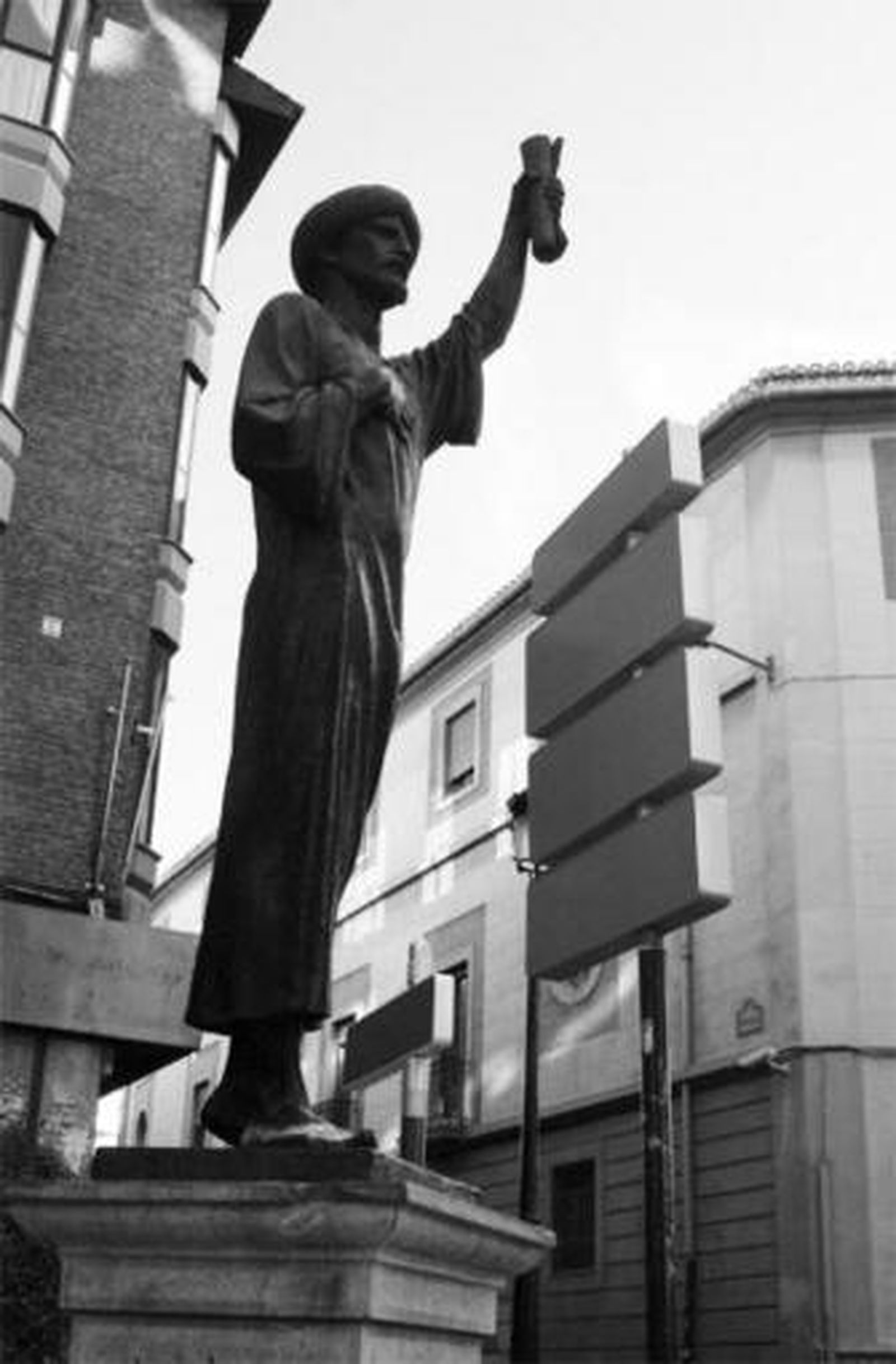 Estatua de Tehuda Ibn Tibbon Ibn Saul, situada en Pavaneras.