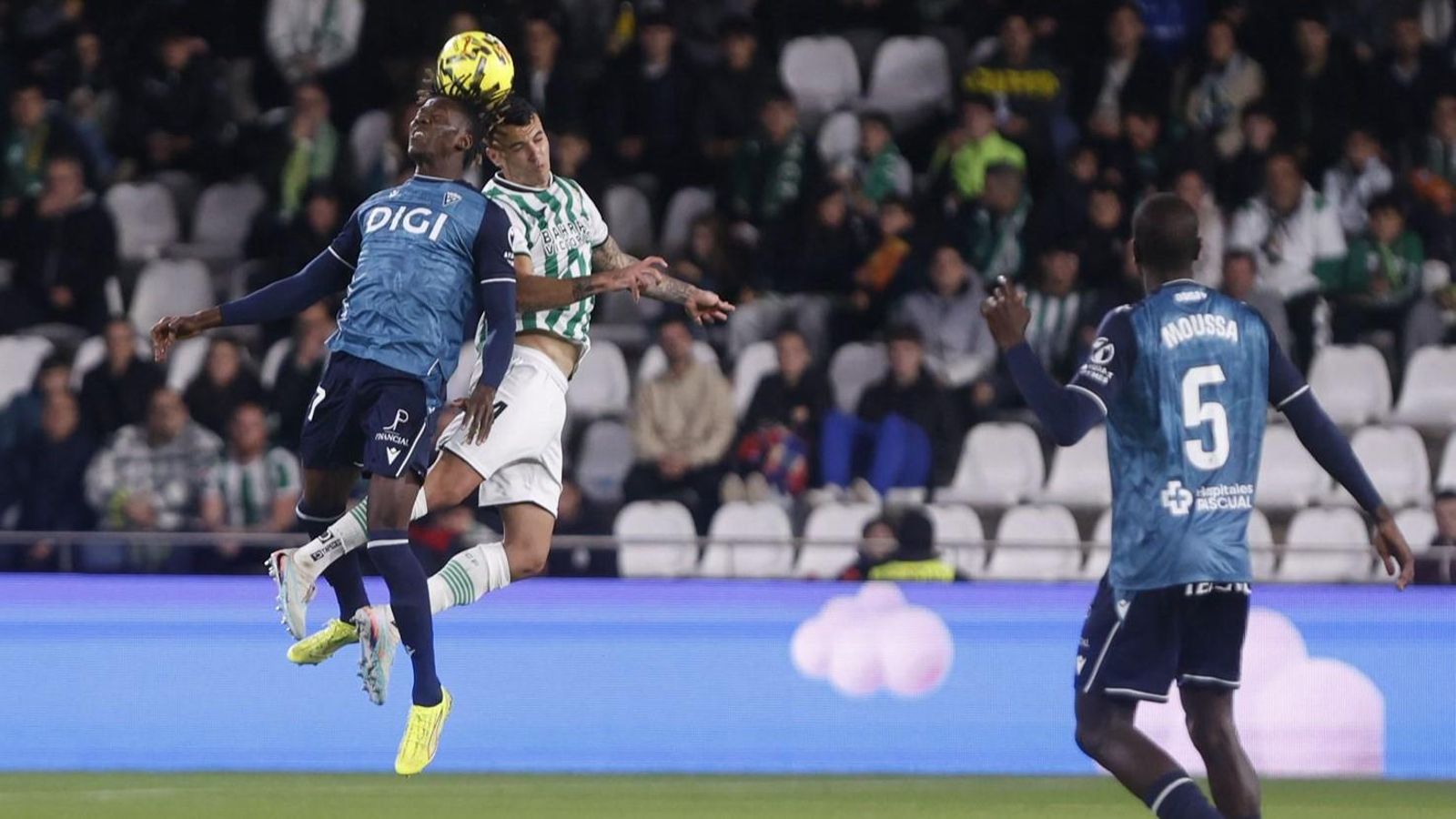 Álex Martín disputa el balón con Dawda en el primer tiempo del Córdoba CF - Cádiz CF.