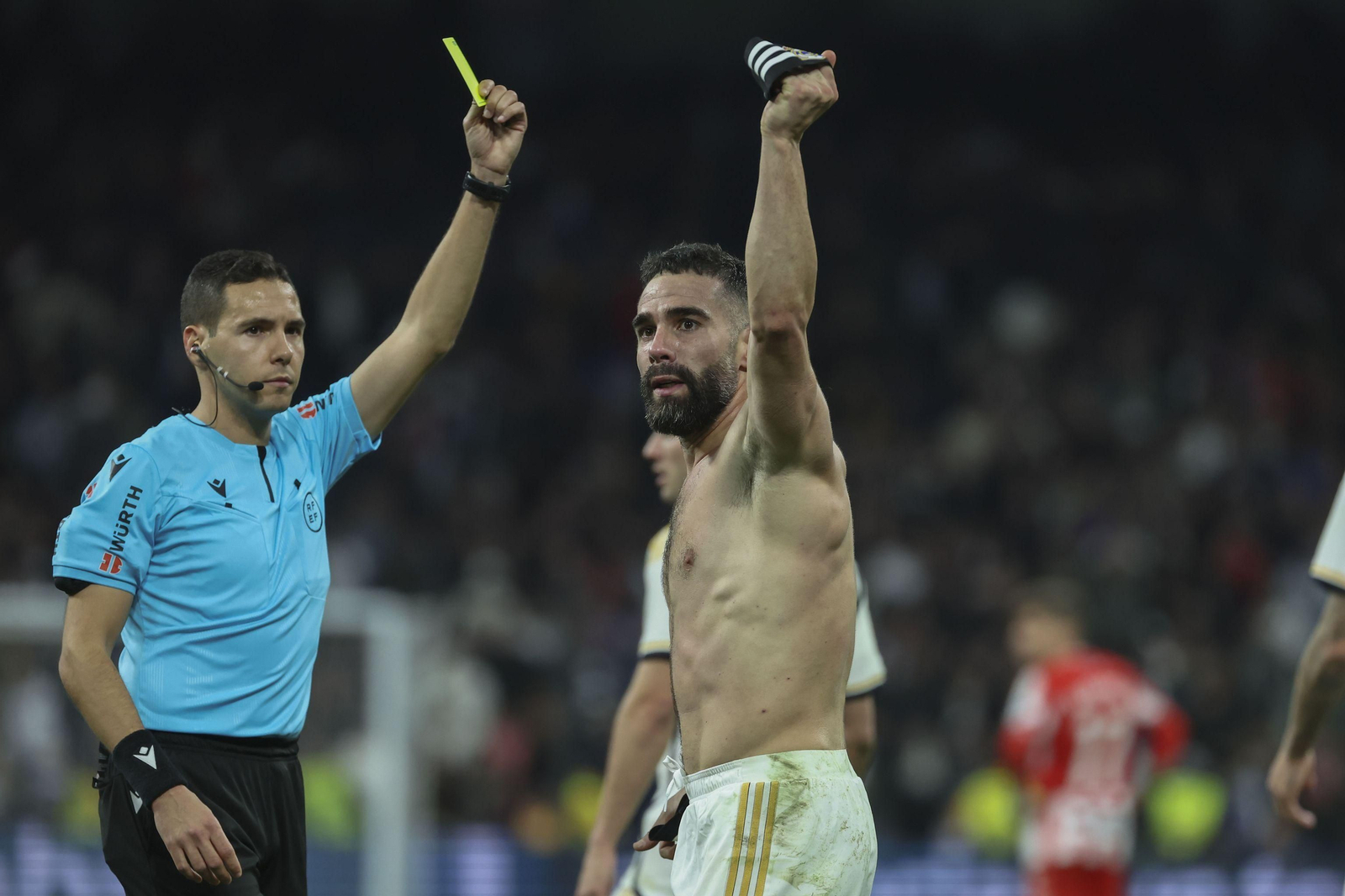 Hernández Maeso muestra amarilla a Carvajal por quitarse la camiseta en la celebración. Debió expulsarlo al festejarlo con el público en la grada Hernández Maeso muestra amarilla a Carvajal por quitarse la camiseta en la celebración. Debió expulsarlo al festejarlo con el público en la grada