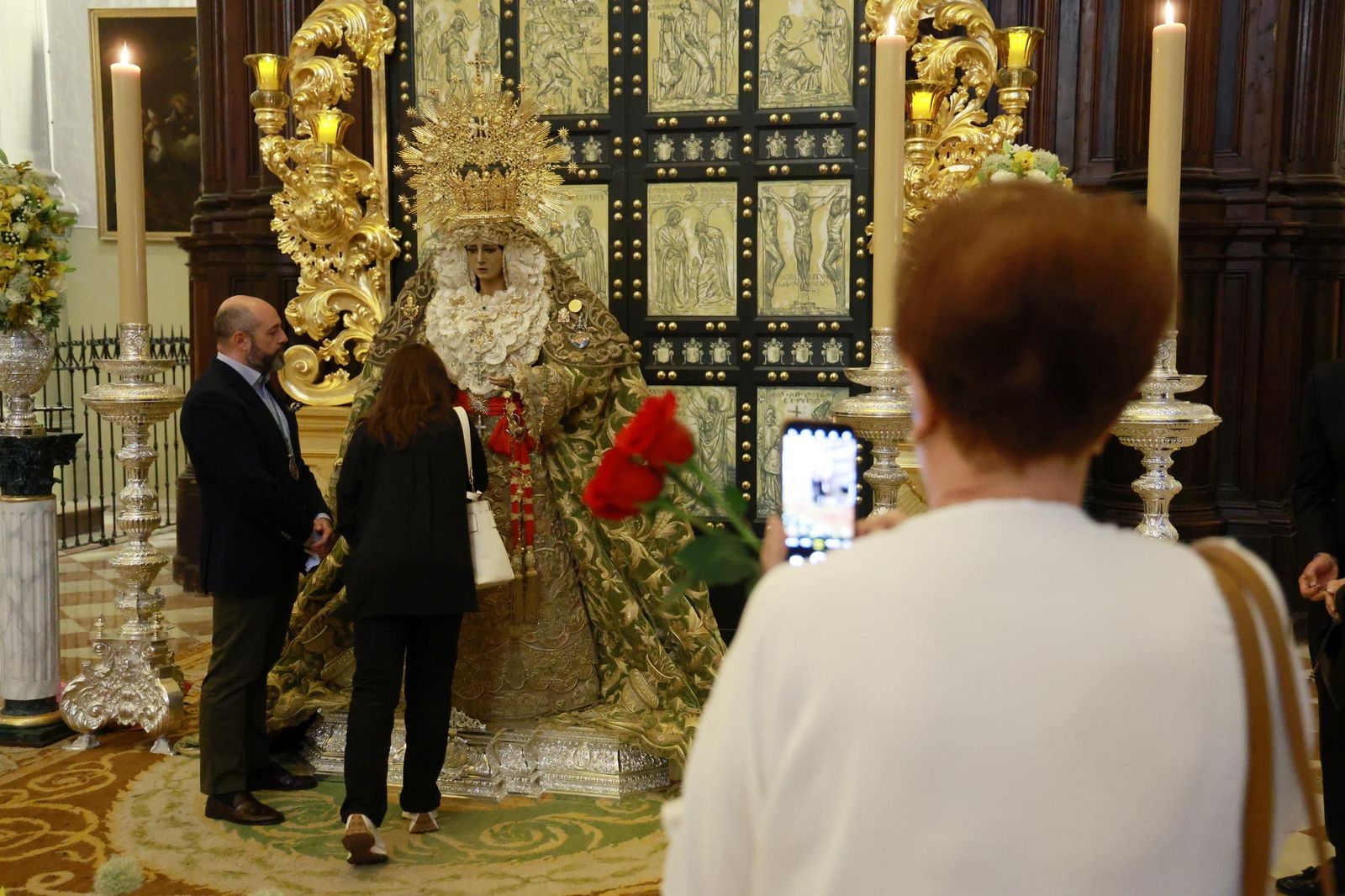 La Esperanza de Málaga ya reposa en la Catedral para recibir culto, en imágenes