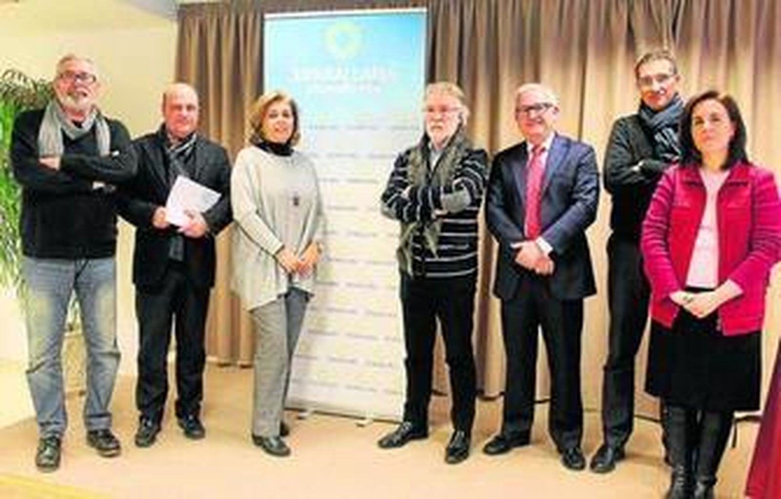 Los miembros del jurado de los Premios de Periodismo y la directora del centro educativo.