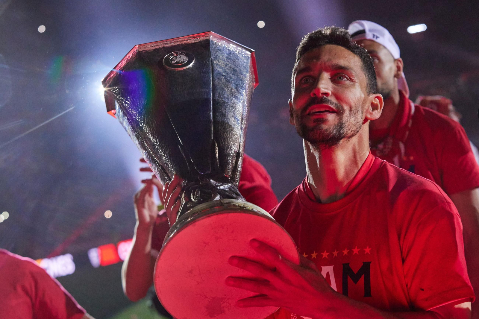 Jesús Navas celebra la séptima Europa League en el Ramón Sánchez-Pizjuán.