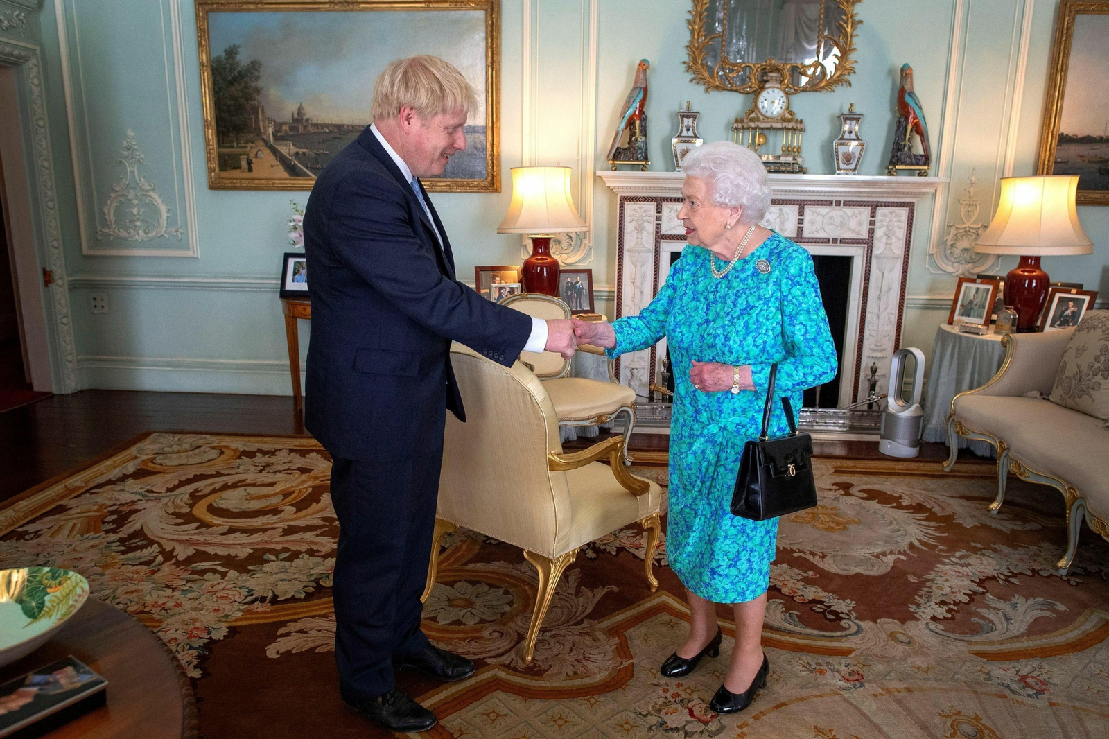 Boris Johnson da la mano a la reina Isabel II. Boris Johnson da la mano a la reina Isabel II.