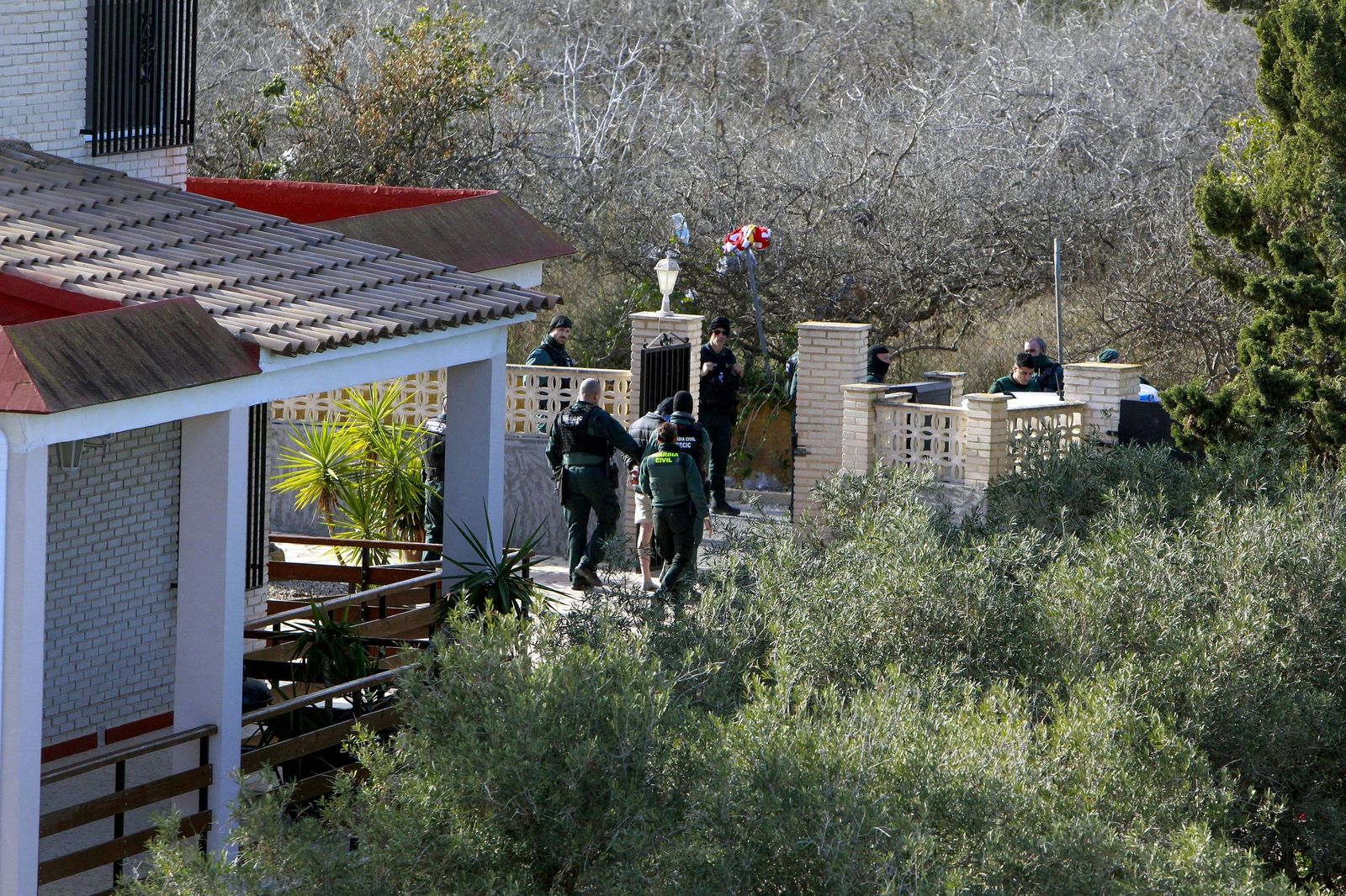 La Guardia Civil traslada a uno de los dos detenidos por la muerte de dos personas en Elche