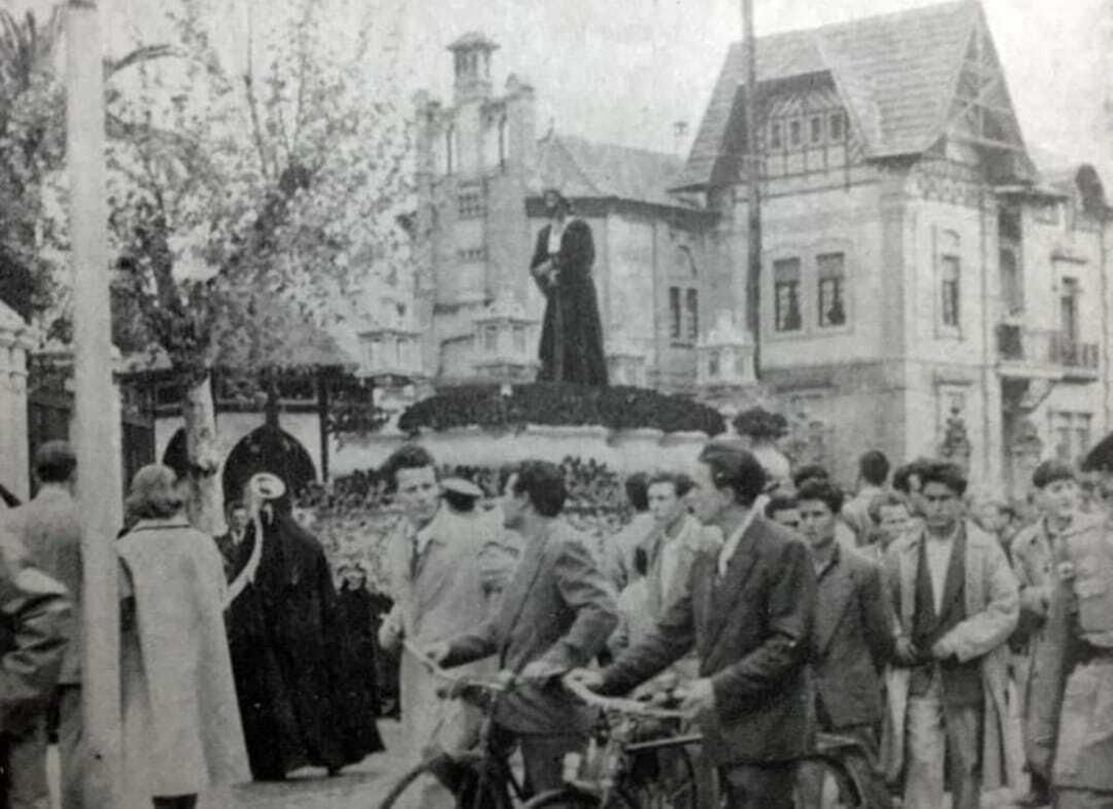 El Cautivo, con el paso todavía a medio hacer, en la primera salida.