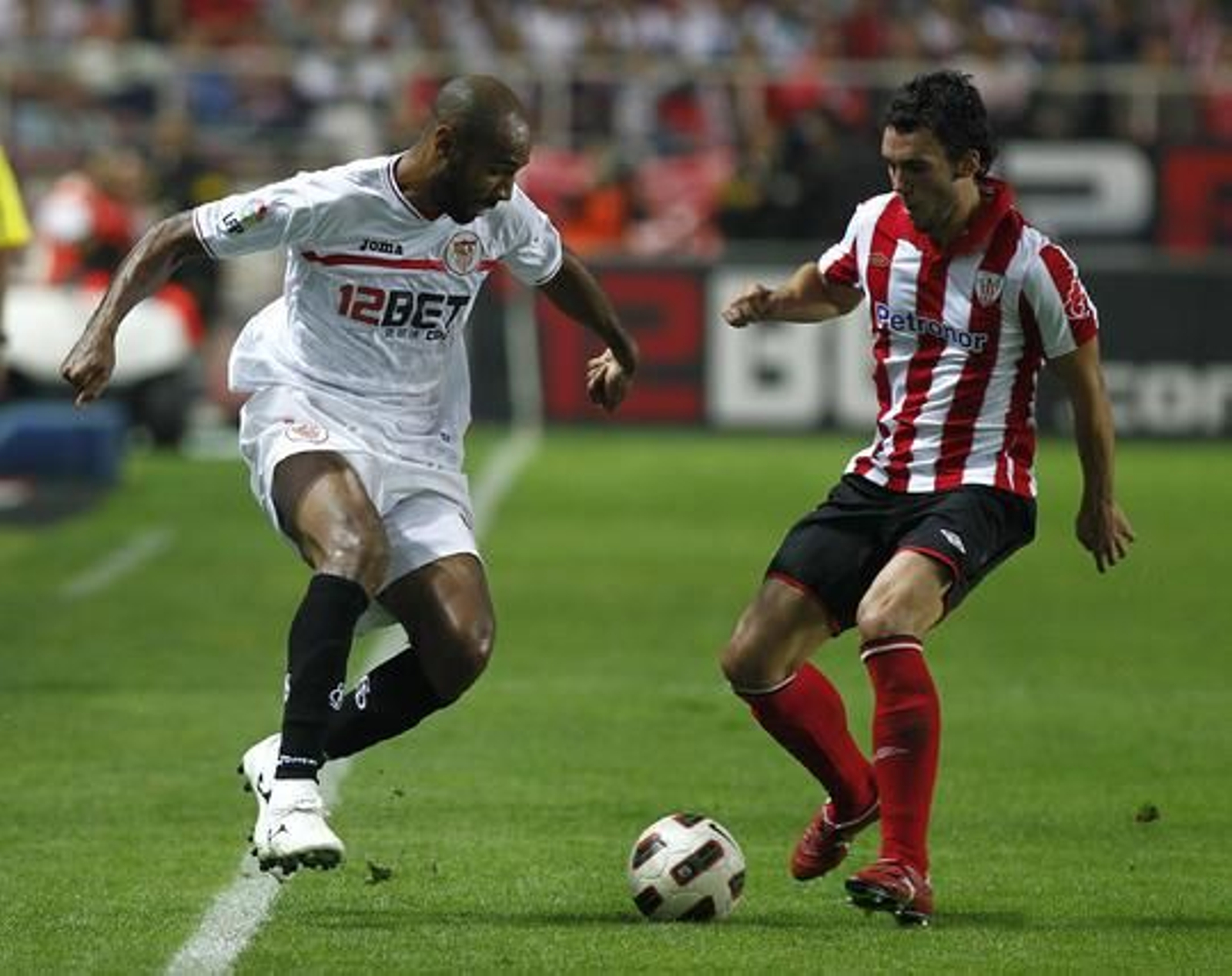 El Sevilla vence 4-3 al Athletic de Bilbao en el Sánchez Pizjuán con dos goles de Luis Fabiano y dos de Kanoute de penalti. / Antonio Pizarro