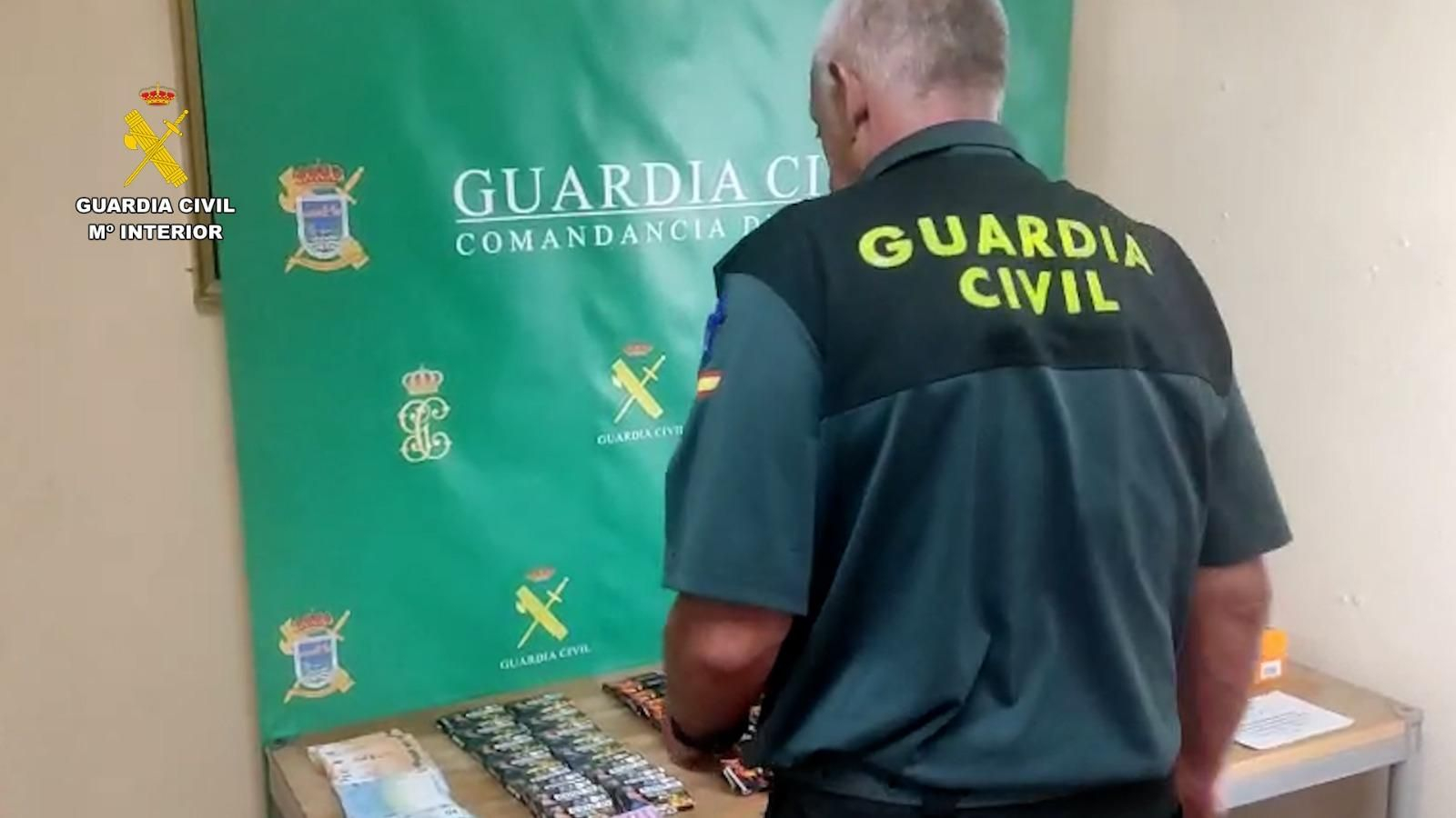 Guardia Civil con los medicamentos incautados.