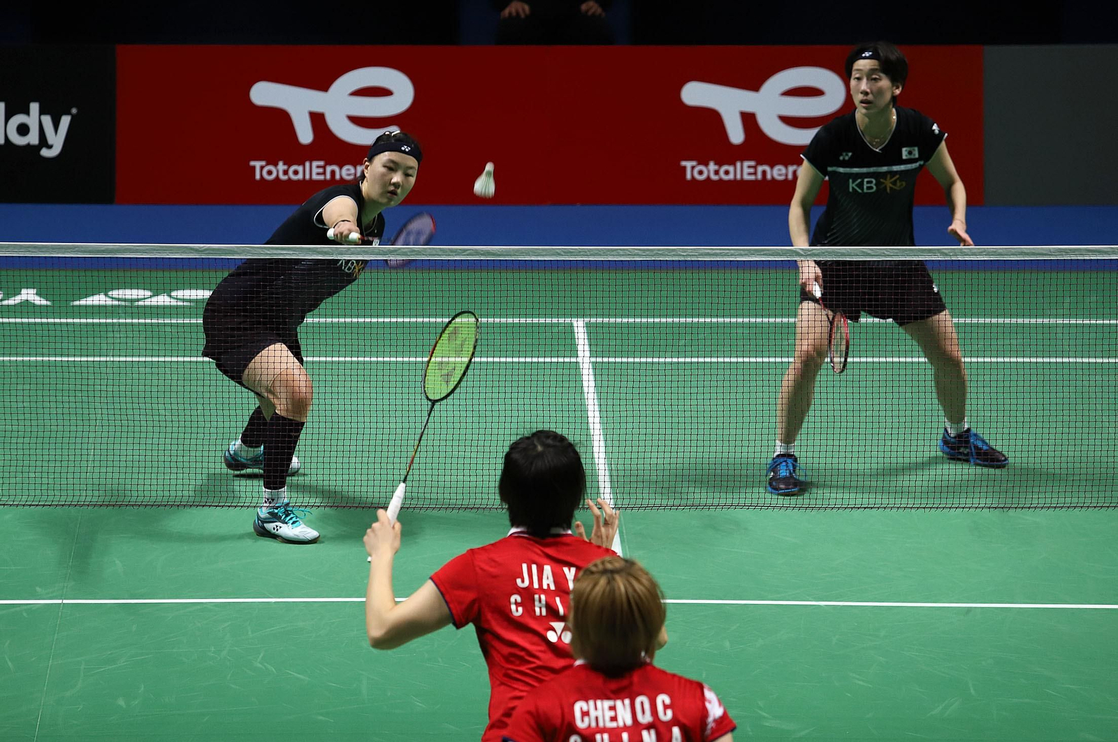 Huelva 2021: final doble femenina CHEN Qing Chen, JIA Yi Fan-LEE Sohee,SHIN Seungchan. Mundial de Bádminton Huelva´21