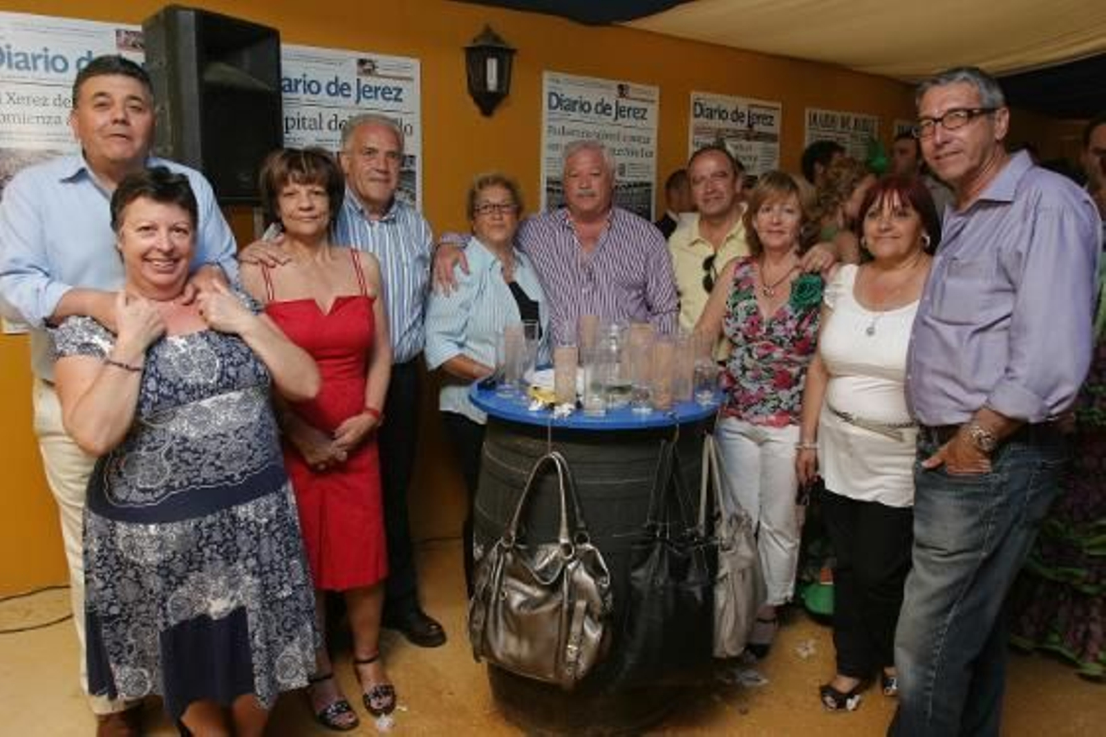 Compañeros de Diario de Cádiz, ya prejubilados, también se pasaron por la caseta del Diario.

Foto: Vanesa Lobo