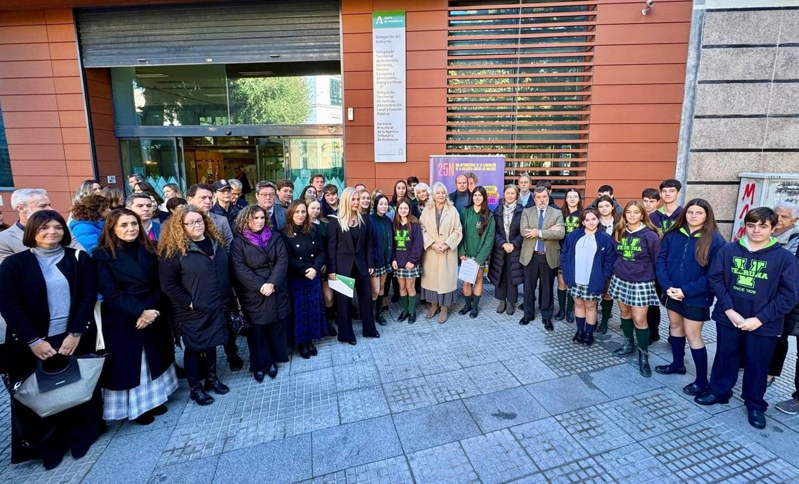 Mercedes Colombo preside el acto conmemorativo a las puertas de la Delegación del Gobierno andaluz en Cádiz
