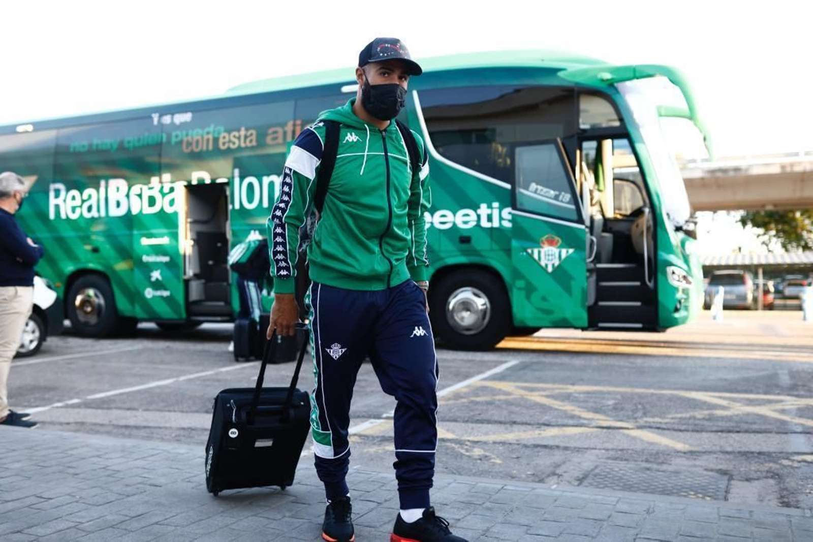 Fekir, a la llegada del Betis al aeropuerto San Pablo.