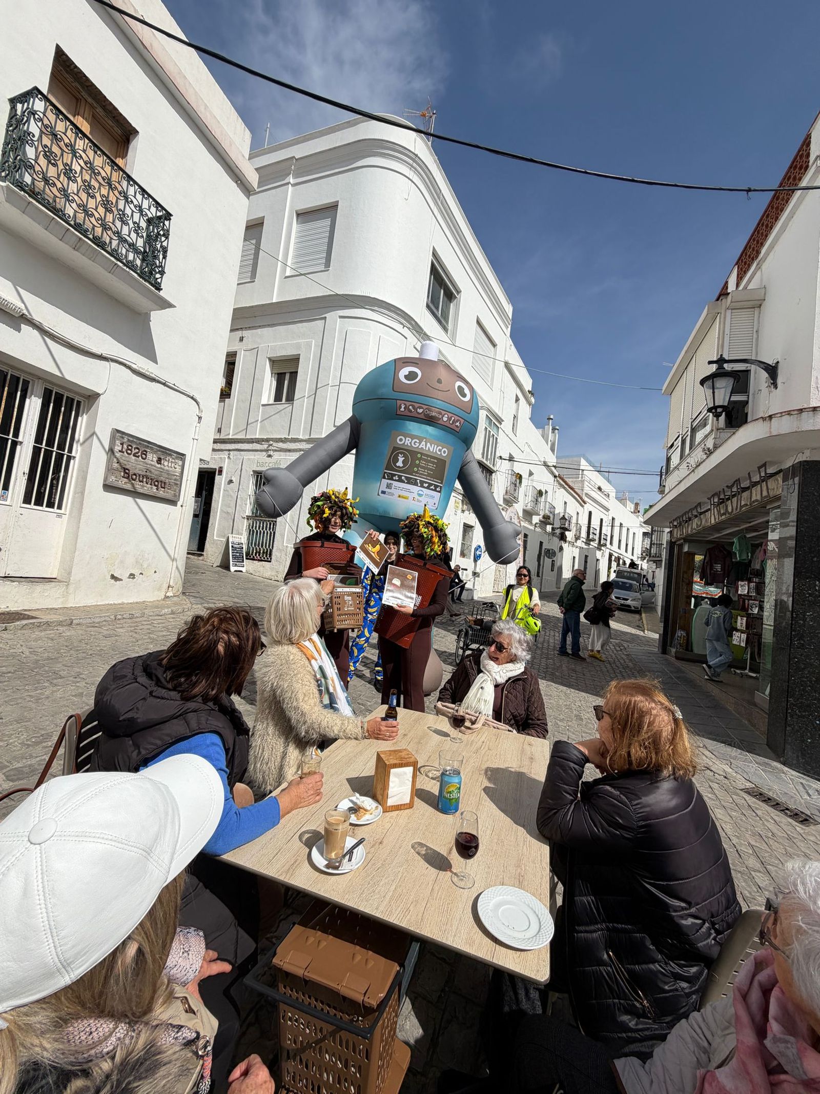 La campaña de la Mancomunidad y Arcgisa para el uso del contenedor marrón llega a Tarifa
