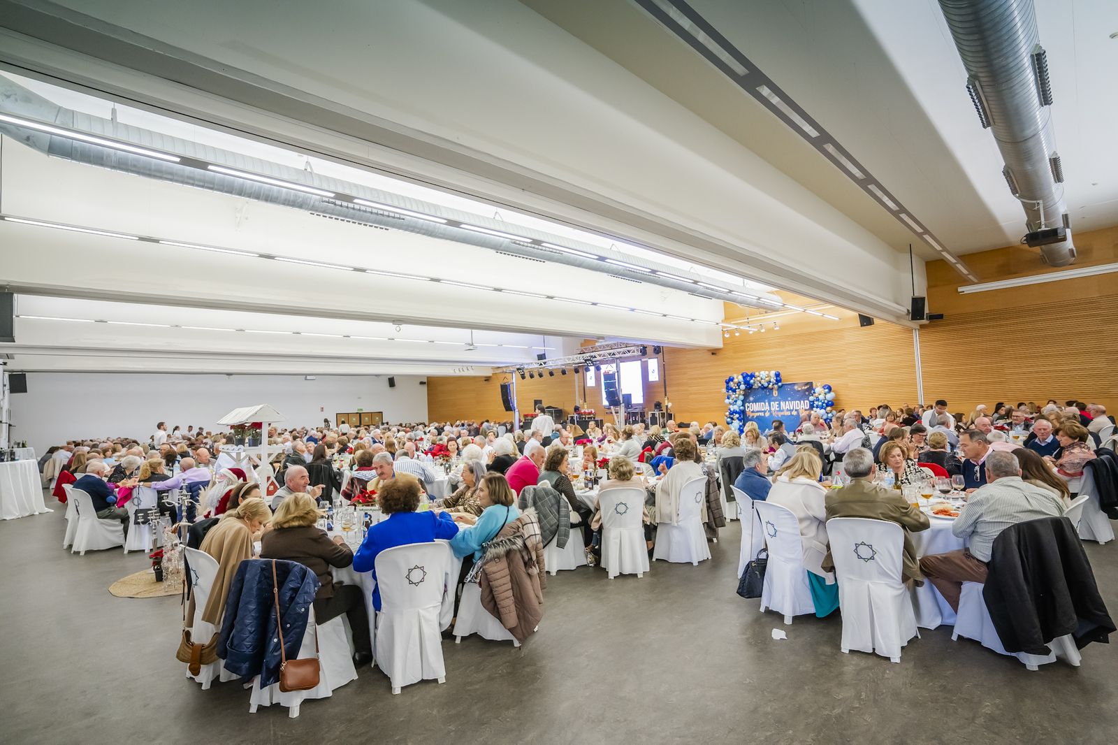 El Palacio de Congresos de Aguadulce acogió la tradicional comidad navideña de mayores.
