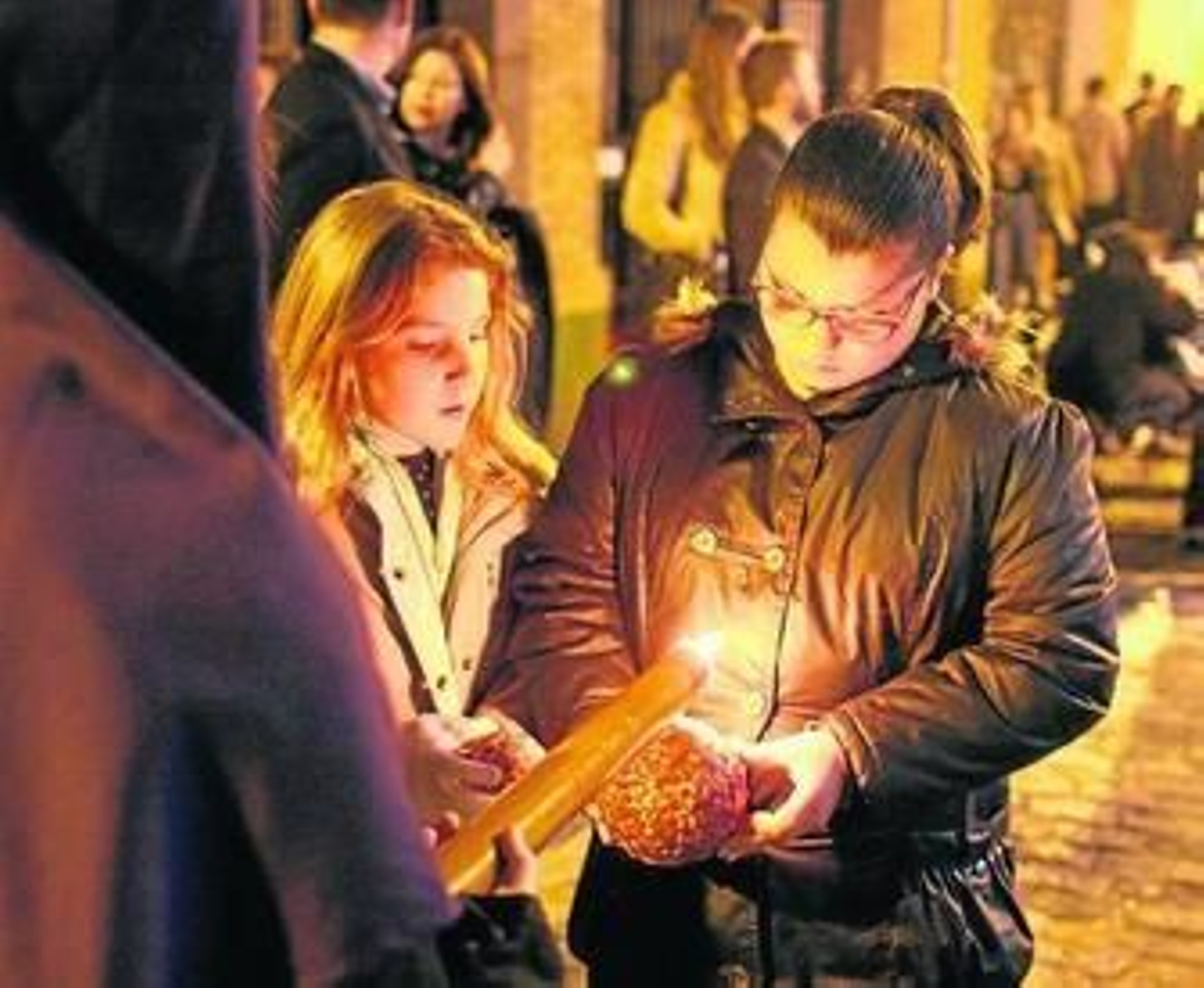 1. Un penitente de la cofradía de la mayor de San Pedro ofrece cera de su cirio. 2. Para alegría de los hermanos del Sagrado Descendimiento y de toda Huelva, el paso de misterio lució toda su belleza a su salida por la Plaza de San Pedro. 3. El palio de María Santísima de la Resignación a su paso por la Carrera Oficial a la altura del Ayuntamiento. 4. Miembros del Liceo de Moguer que acompañaron a la titular. 5. Los penitentes más jóvenes de la hermandad, junto a sus progenitores, inician su camino desde el templo.