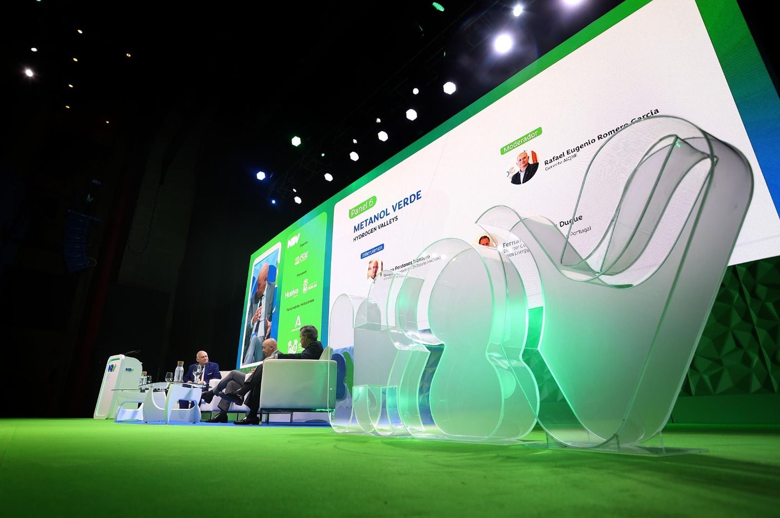 Imágenes de las mesas redondas 'H2V como vector de descarbonización' y 'Metanol Verde' este viernes en Huelva