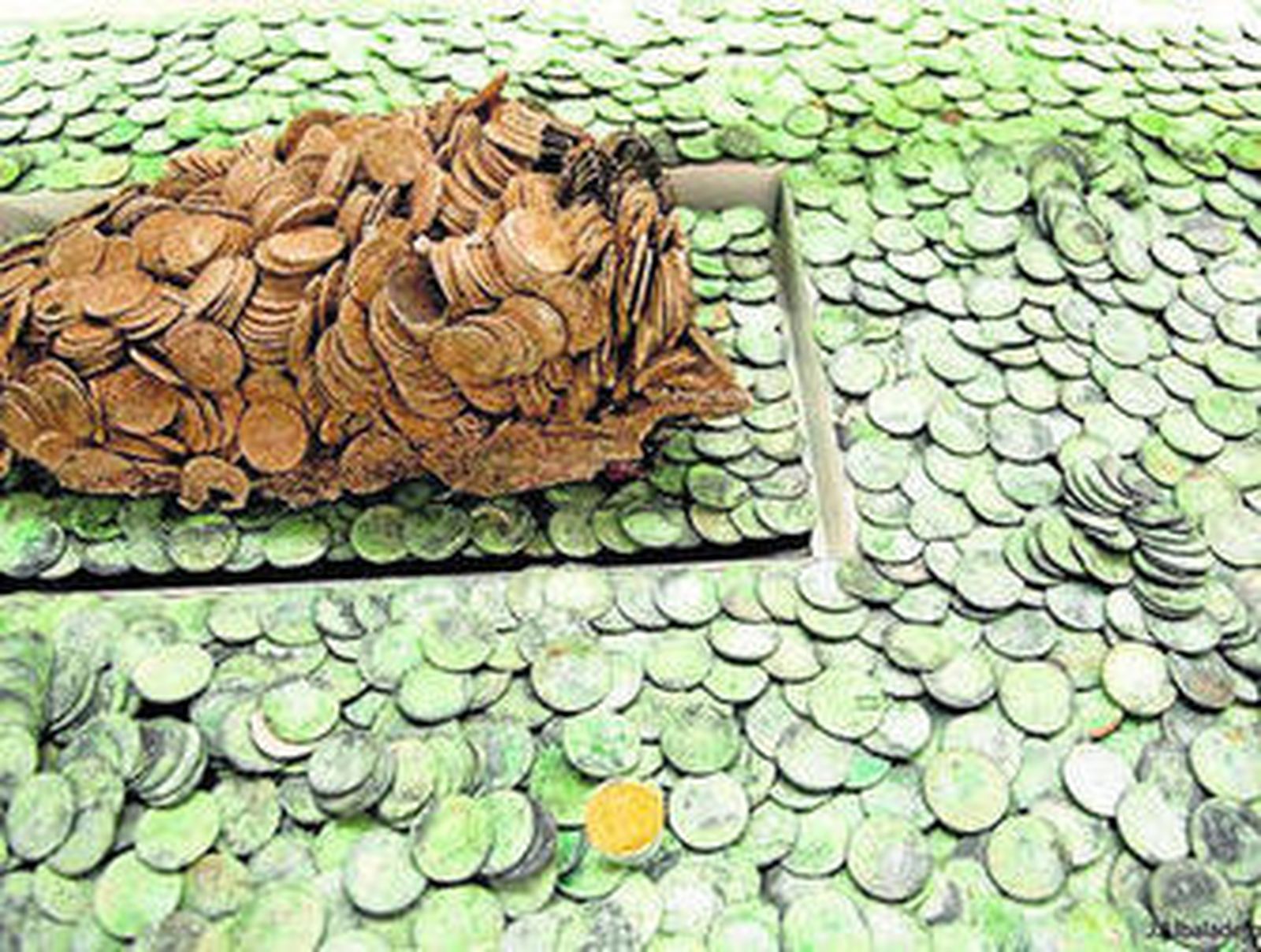 Imagen de parte del cargamento de monedas de oro y plata sin ser restauradas, pero expuestas, ayer.