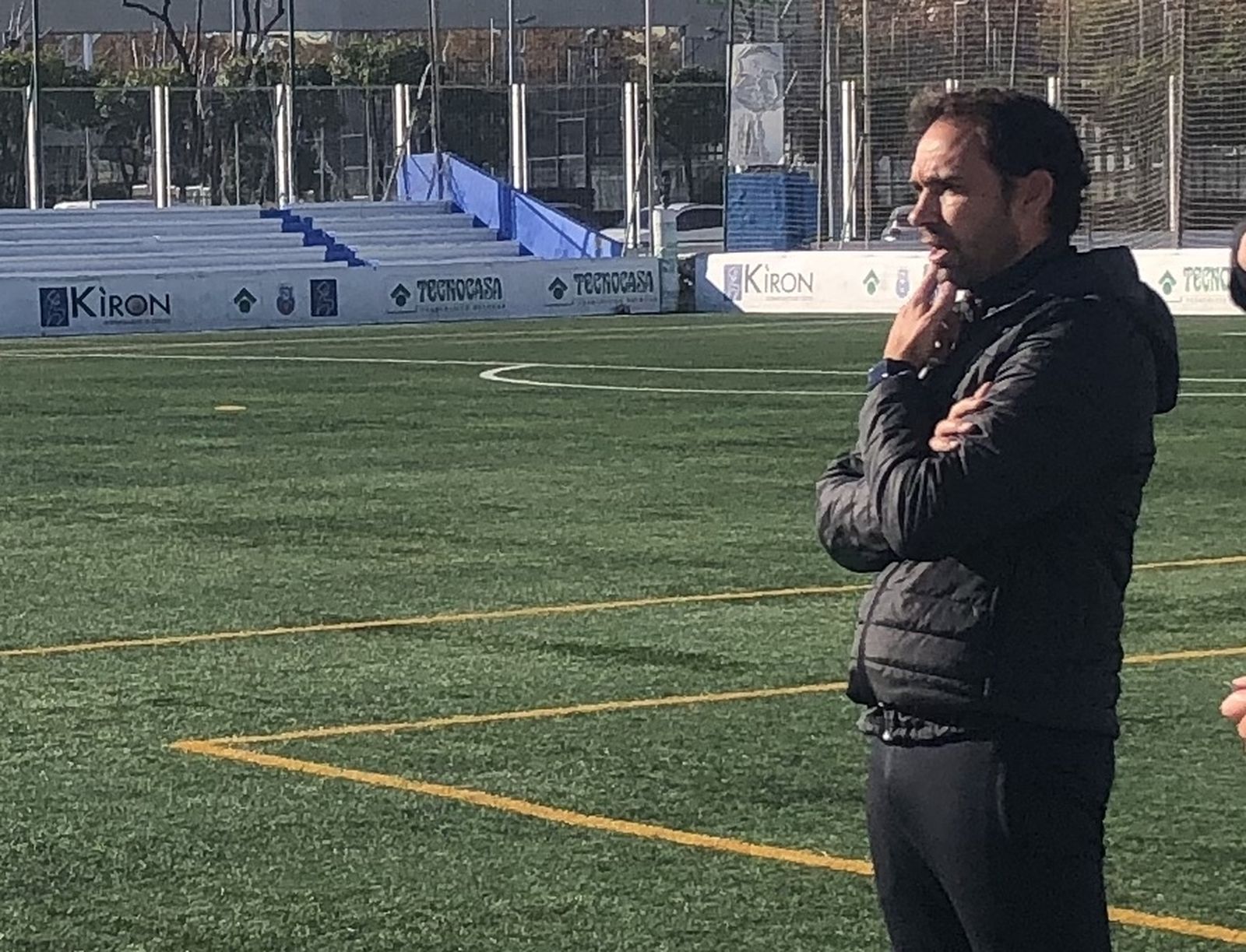 Lolo Ortiz, atento a los suyos en un entrenamiento en el Antonio Puerta.
