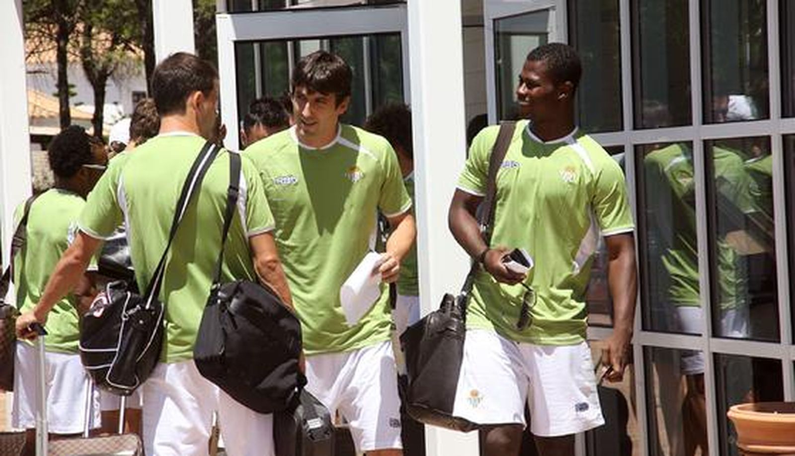 Los jugadores béticos a su llegada al hotel de concentración en El Portil.

Foto: Espínola