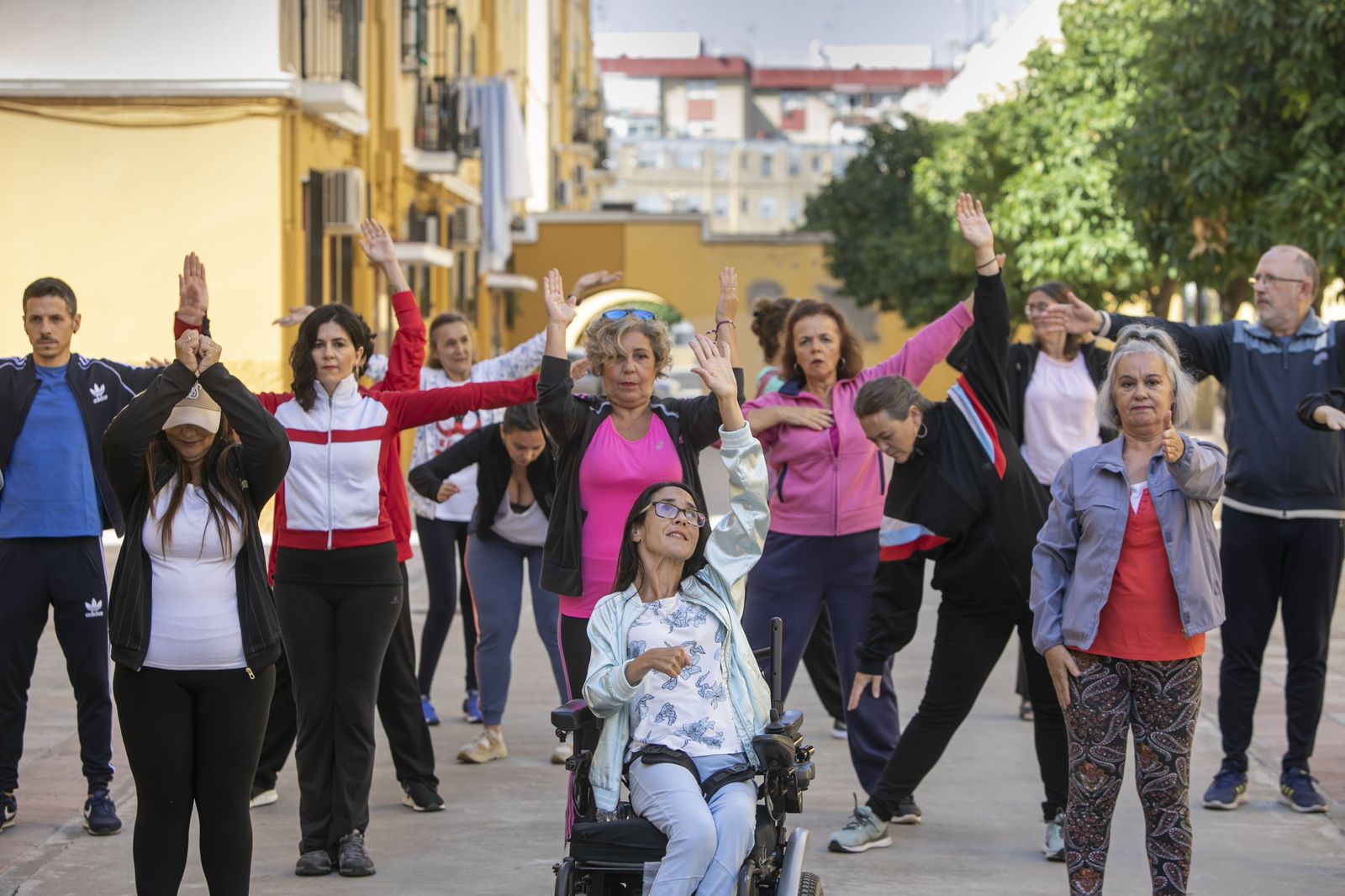 El 22 de octubre en la Plaza del Olivo y el 23 de octubre en los Jardines de la Buhaira (zona de la Fábrica de Artillería), Bailar mi Barrio tendrá lugar a partir de las 19:30.