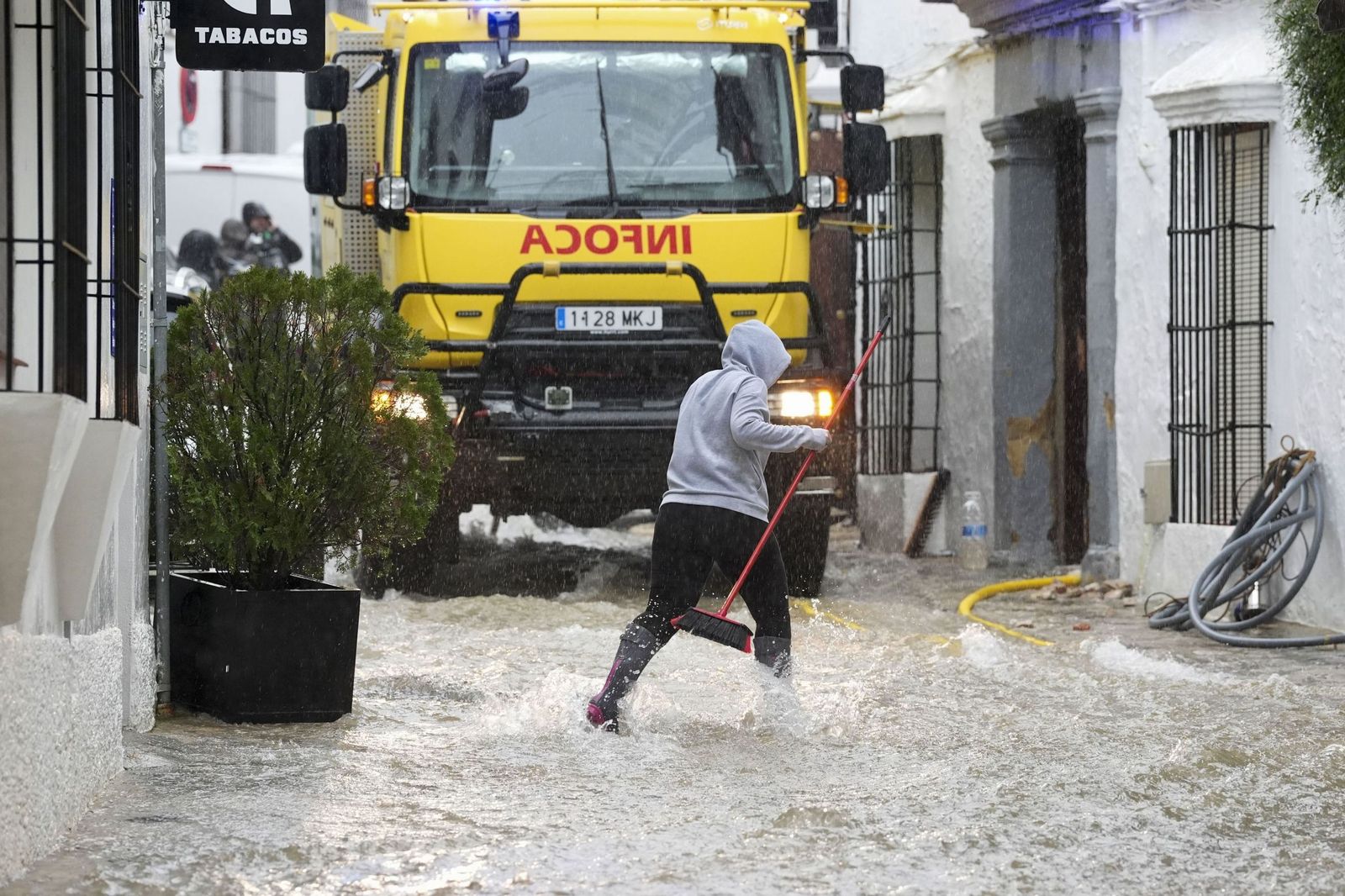 La impresionante cascada que cae de la plaza de los Asomaderos en Grazalema por la cantidad de agua acumulada