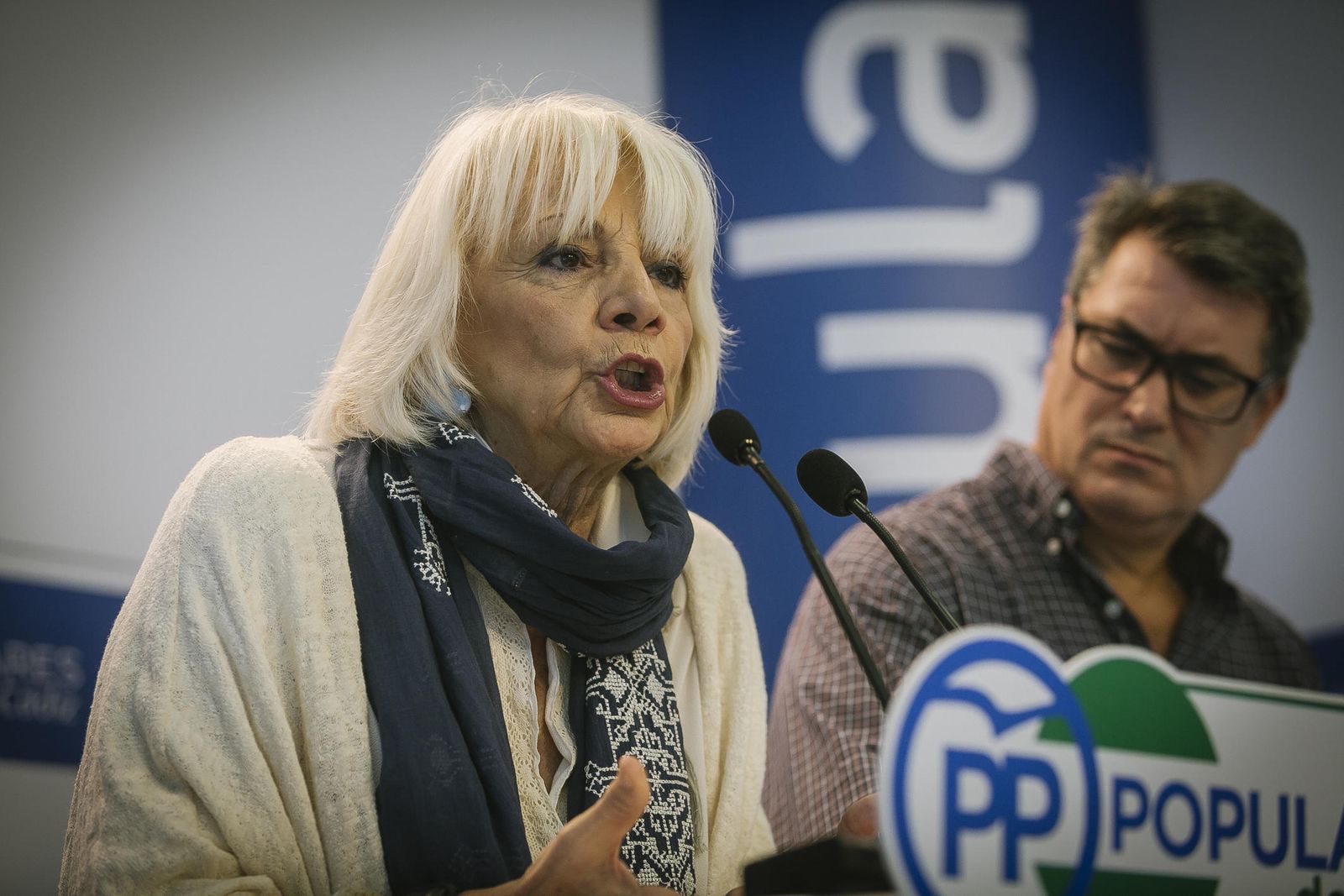 La exalcaldesa de Cádiz, Teófila Martínez, ofrece ayer una rueda de prensa en la sede provincial del PP junto a Ignacio Romaní.