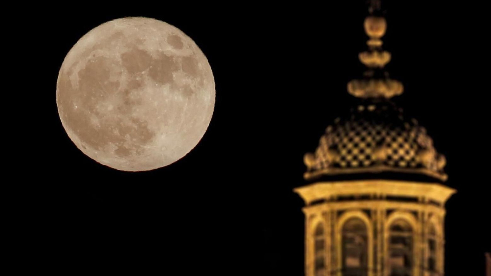 La 'superluna' del pasado mes de noviembre de 2016 sobre la Catedral de Jerez