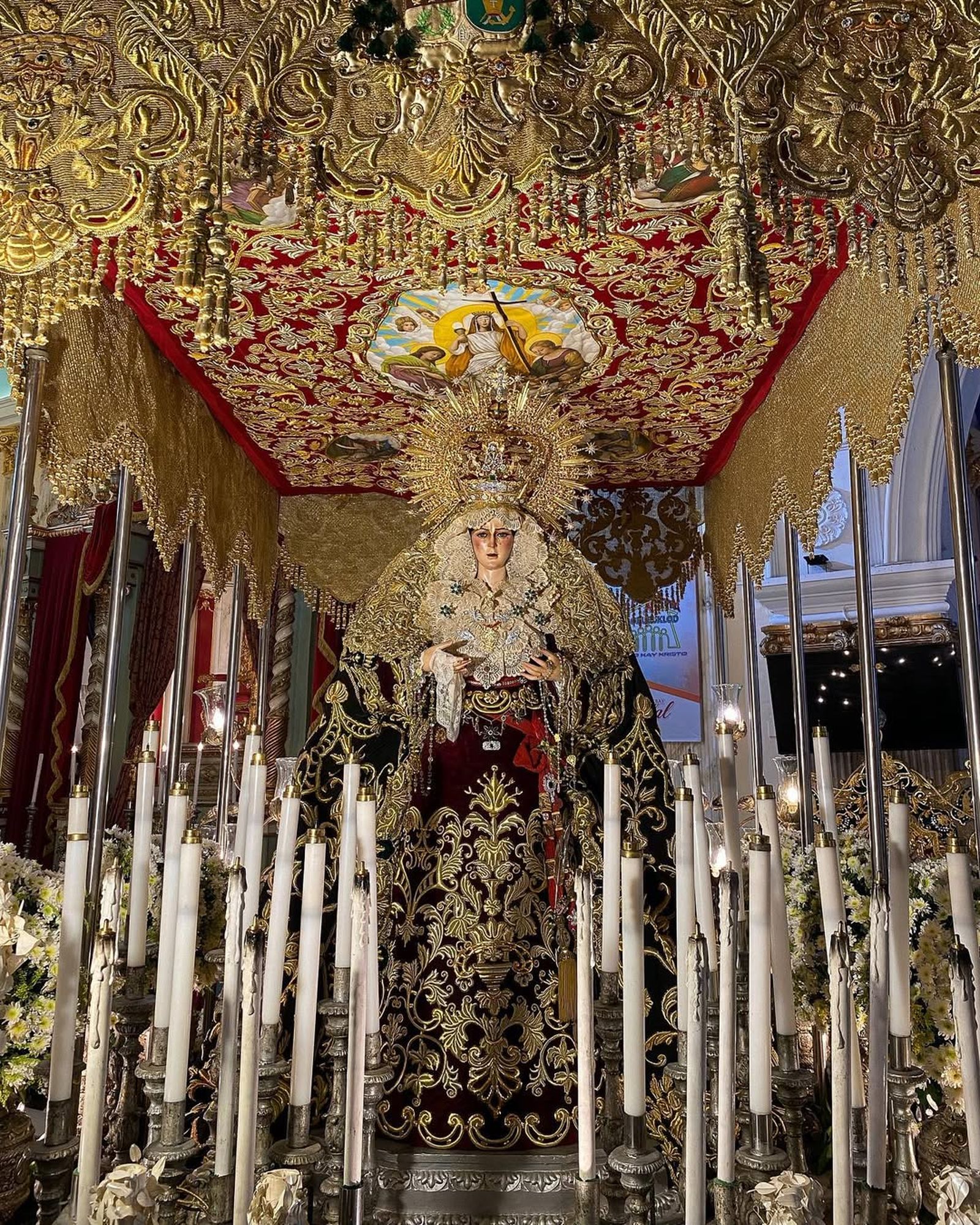 La Macarena filipina procesiona bajo palio cada Viernes de Dolores.