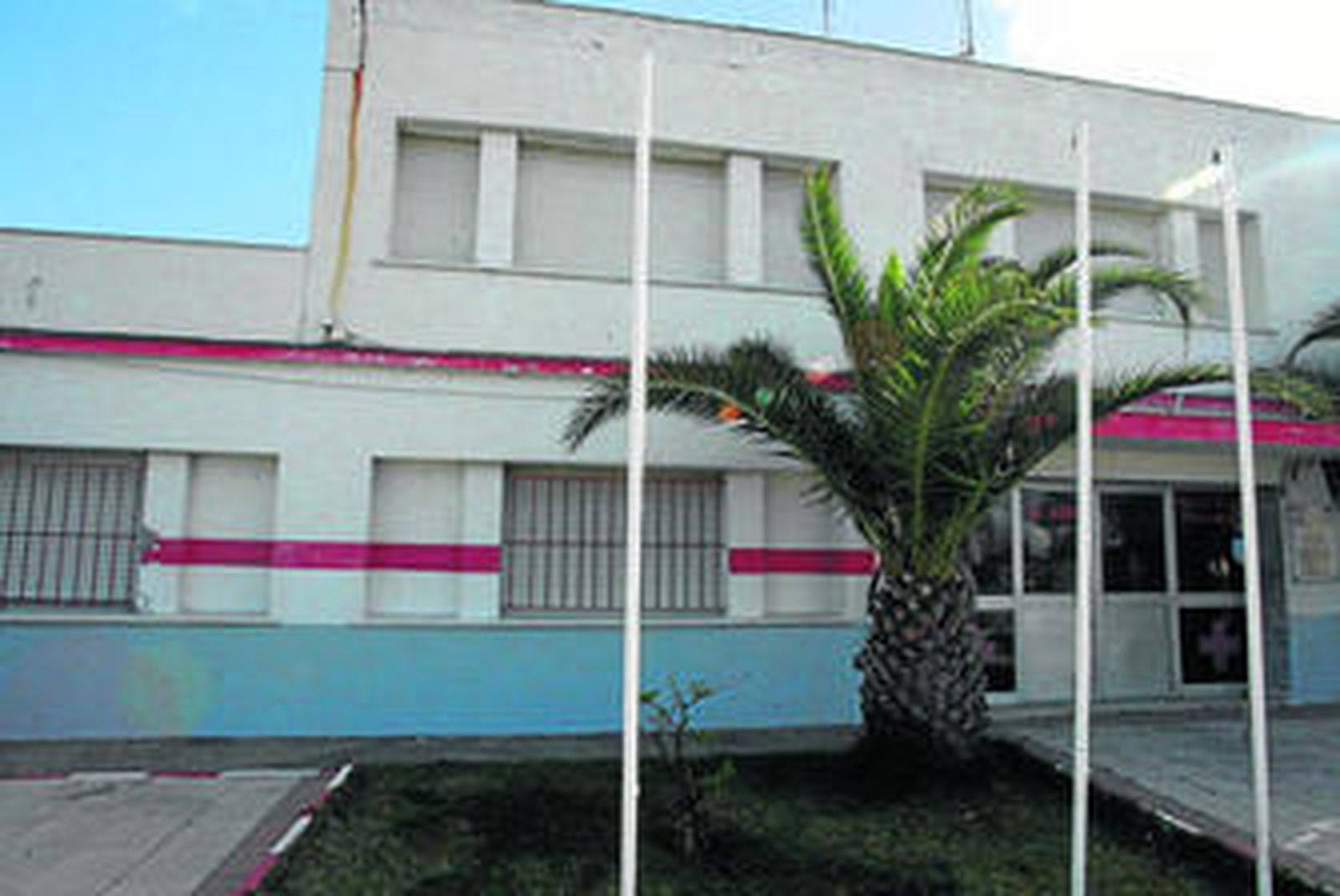 Imagen de la sede de la Cruz Roja en La Línea, que permanece cerrada desde el pasado mes de diciembre.