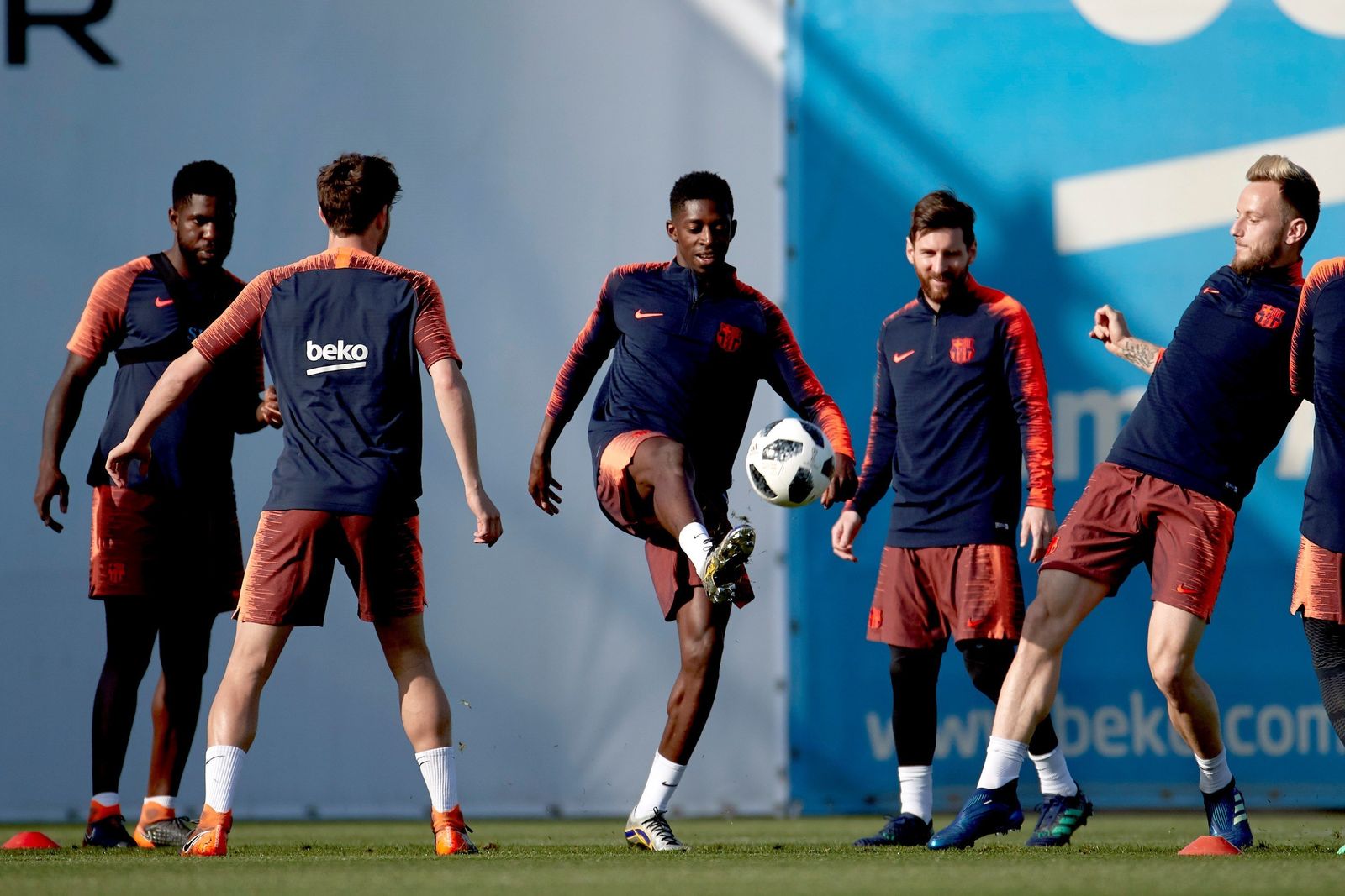 Umtiti, Andre Gomes (de espaldas), Dembele, Messi y Rakitic, durante un rondo en el entrenamiento de ayer en la ciudad deportiva.