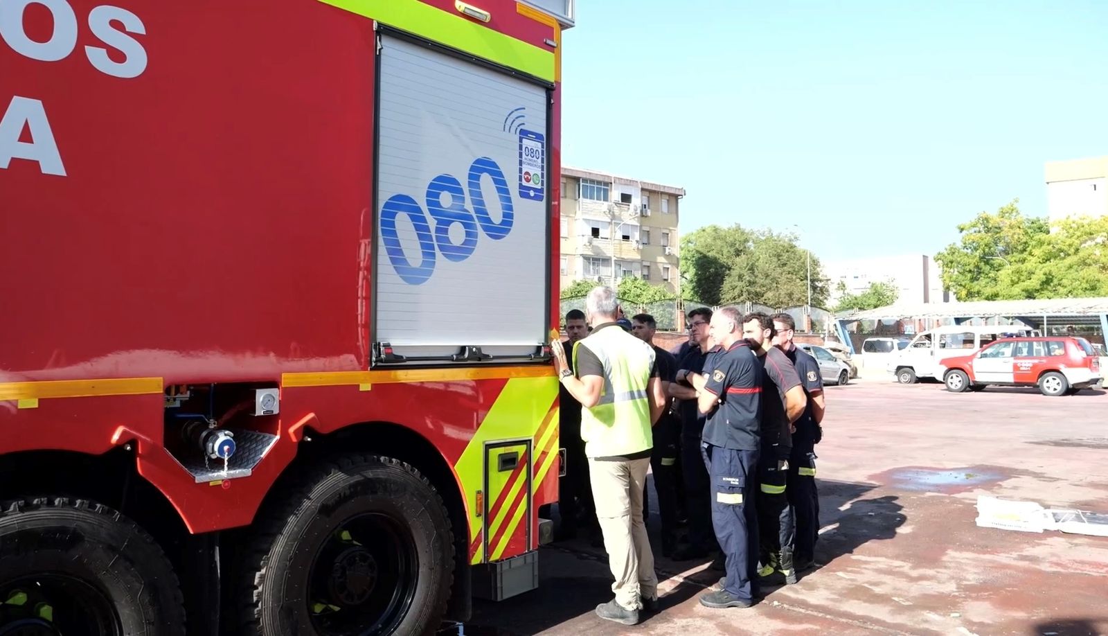 Los bomberos, con el nuevo camión.