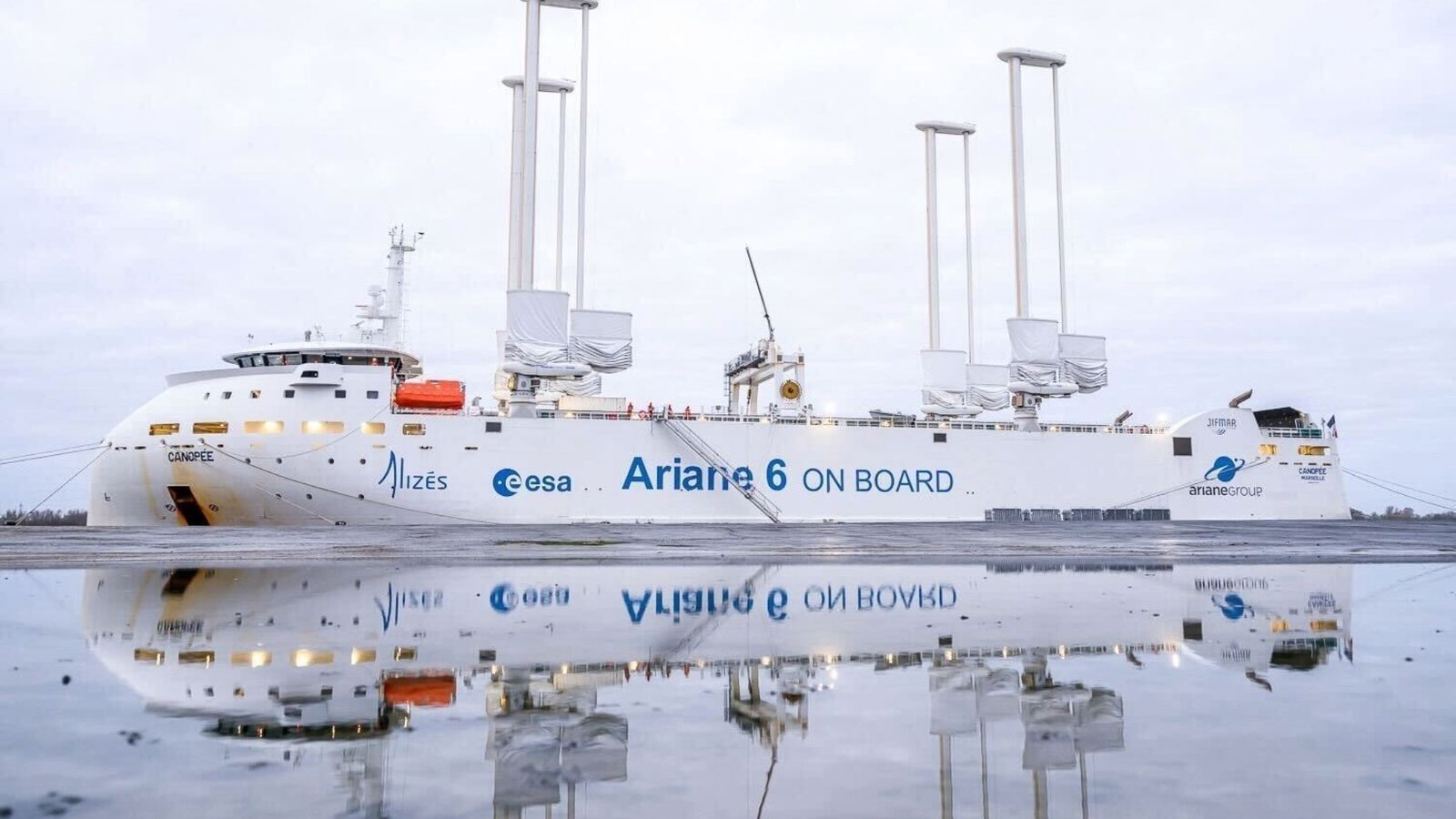 Buque de carga Canopée, con componentes del cohete Ariane 6 destinados a la misión de Amazon Leo.