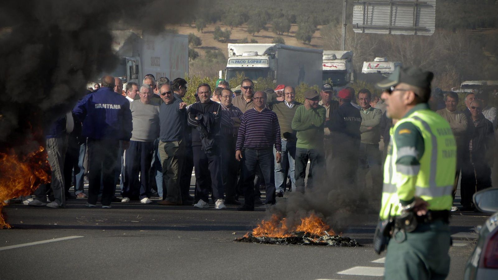 Más de trescientas personas cortaron, el 9 de marzo de 2012, la A-4, Madrid-Cádiz, a la altura del cruce de Jabalquinto en Jaén.