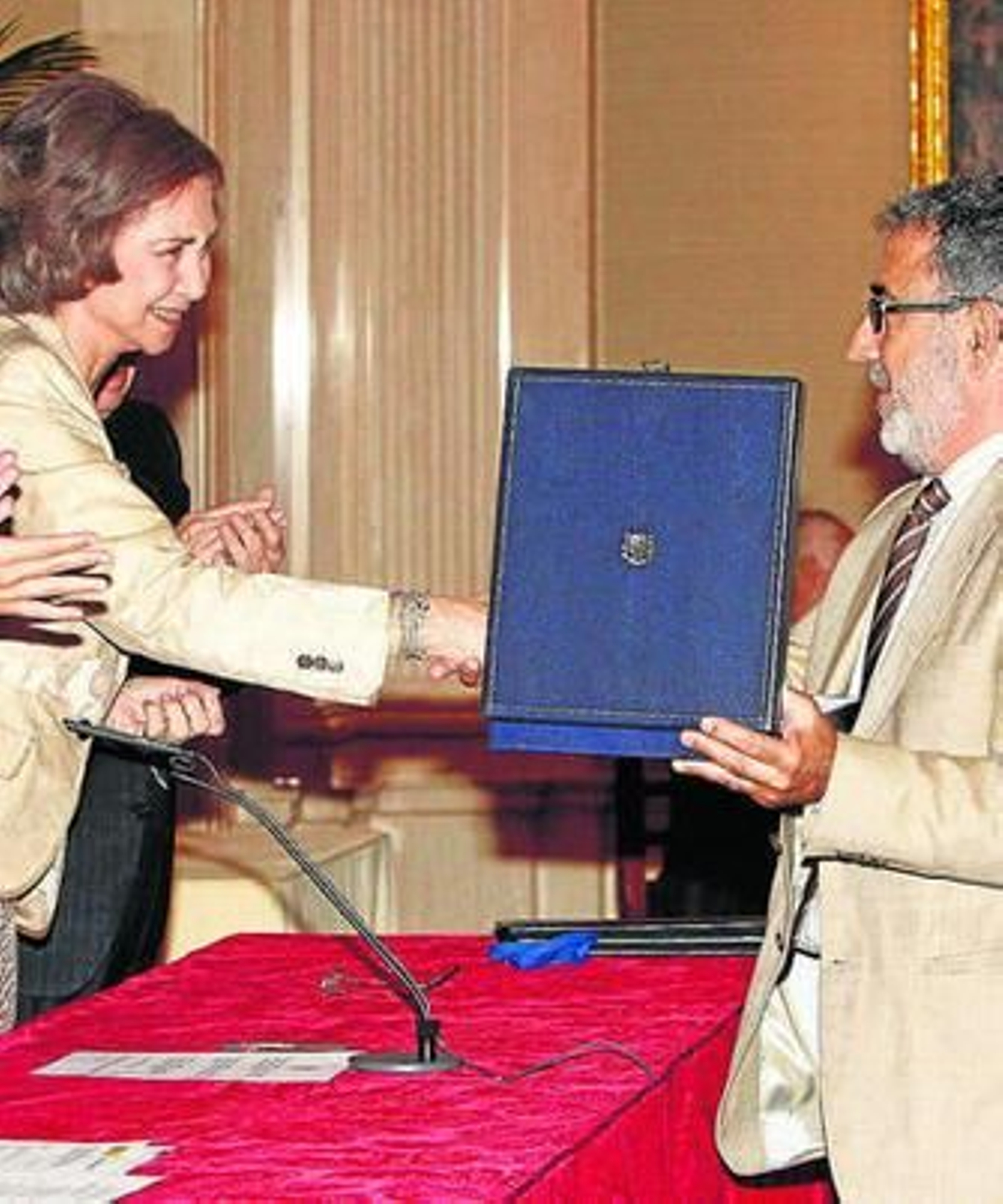 La Reina entregando el premio Acción Magitral al director del IES Tejada.