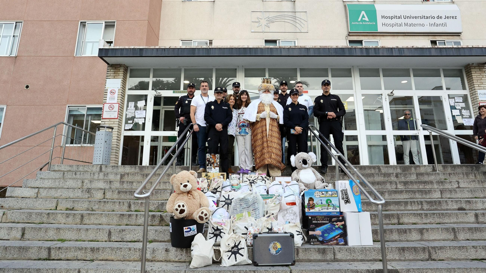 La Policía Nacional realiza su tradicional entrega de regalos en el Hospital de Jerez