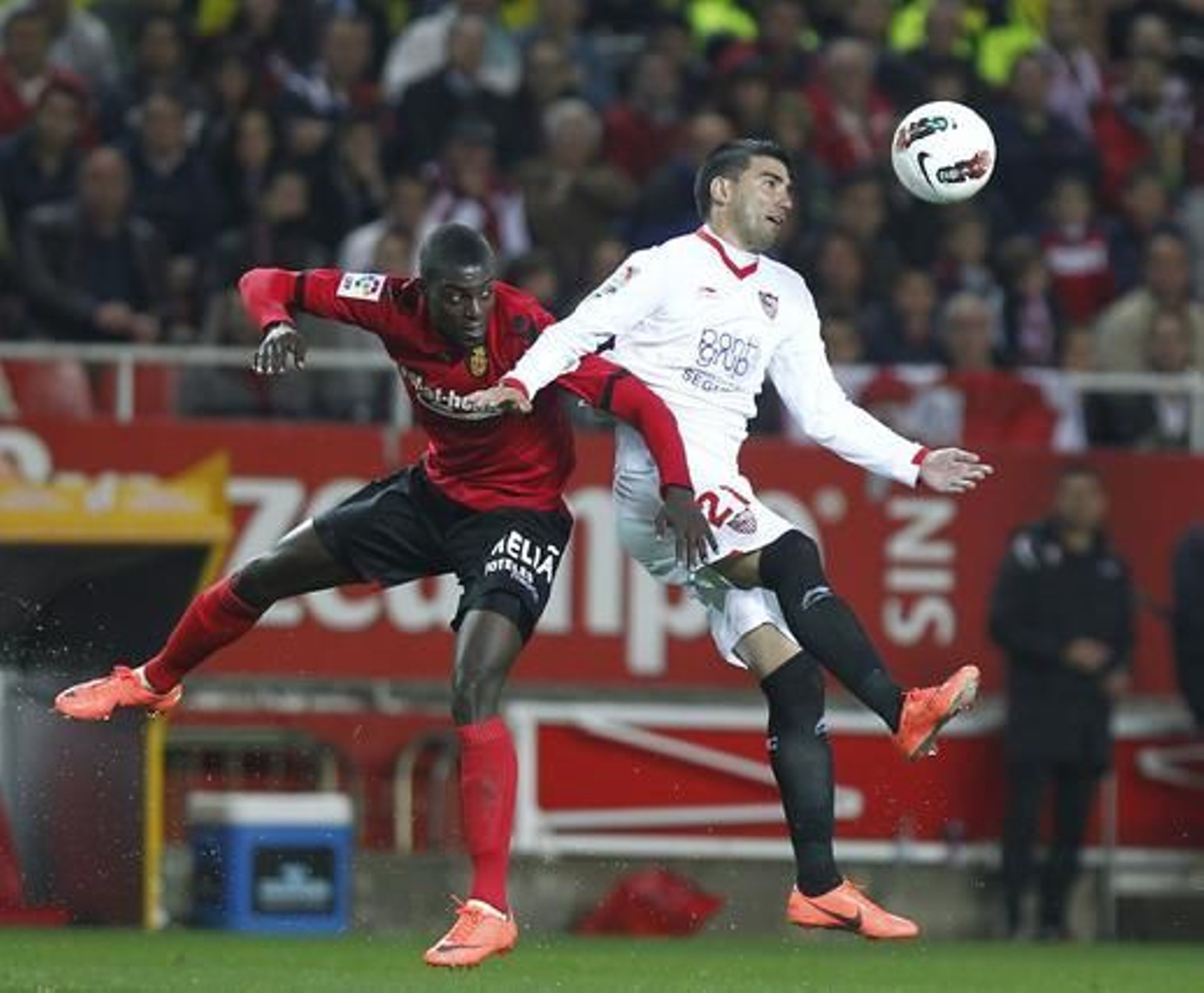 El Sevilla acumula tres victorias consecutivas tras vencer al Mallorca en casa (3-1). / Antonio Pizarro