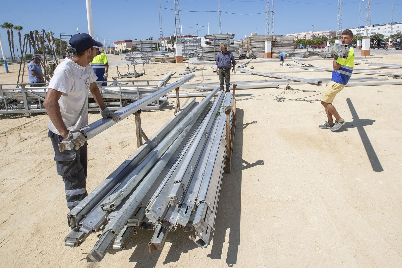 Operarios trabajando en el montaje de las casetas en el recinto ferial de La Magdalena.